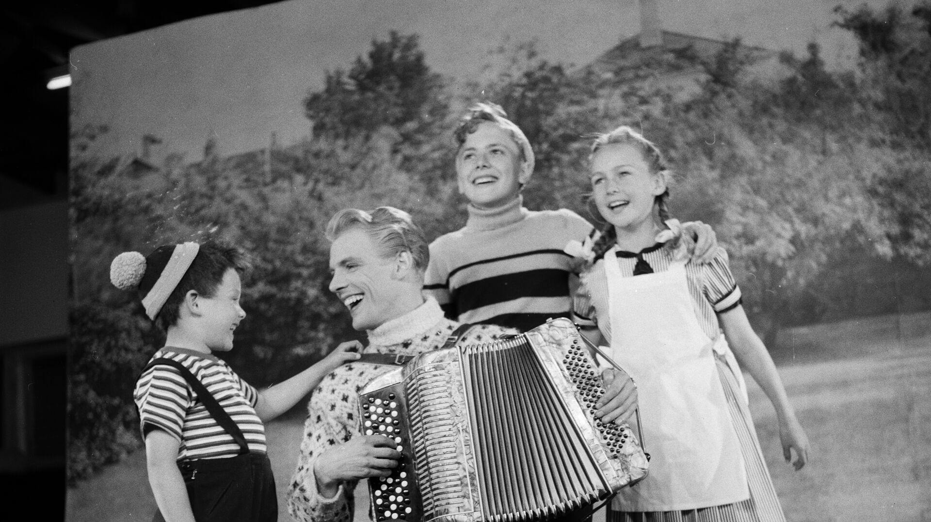 "Far til fire på landet" blev udgivet i 1955.