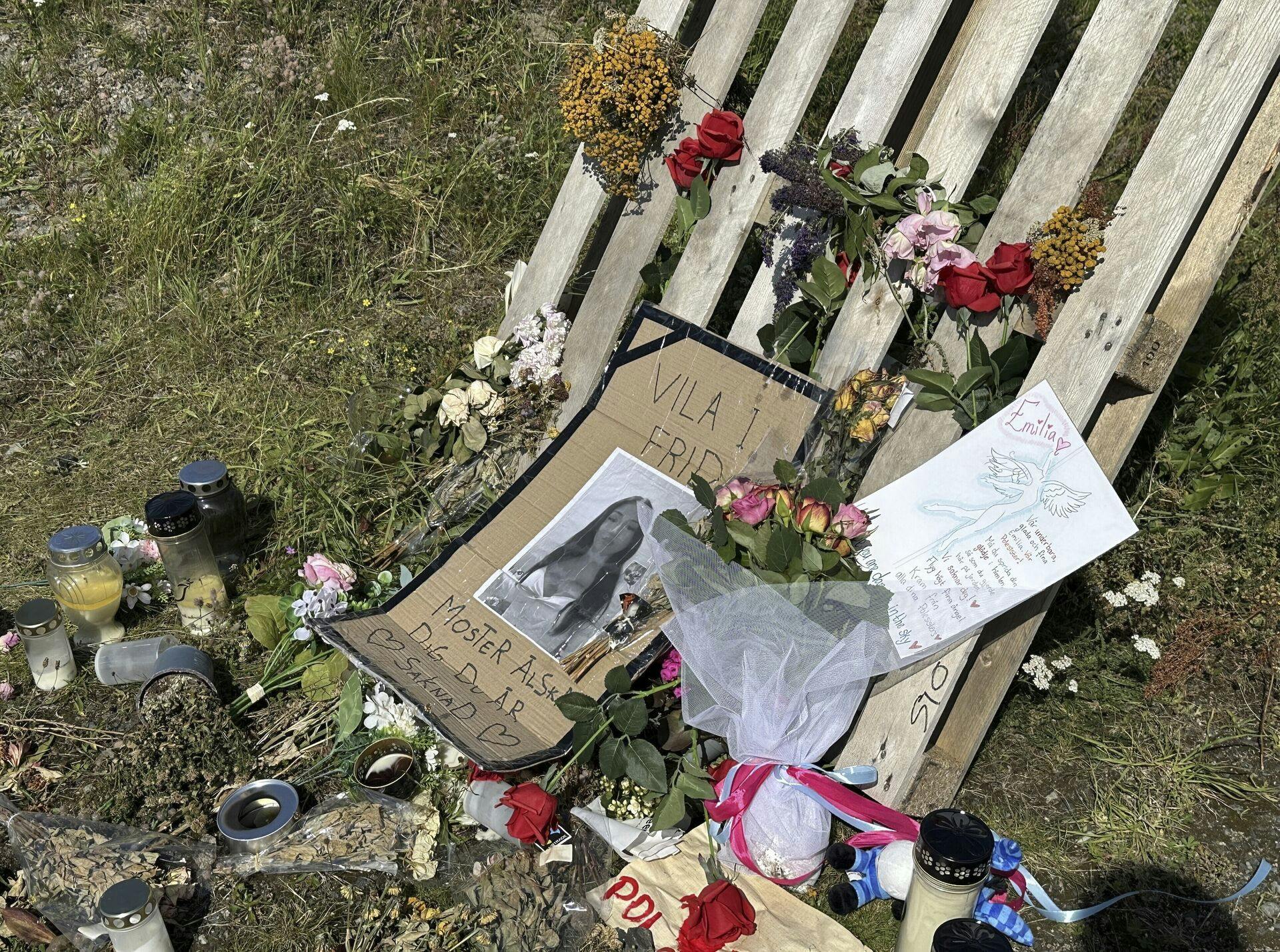 Det grusomme mord rystede indbyggerne i Landskrona og resten af Sverige - her ses et mindested for den dræbte 14-årige pige.