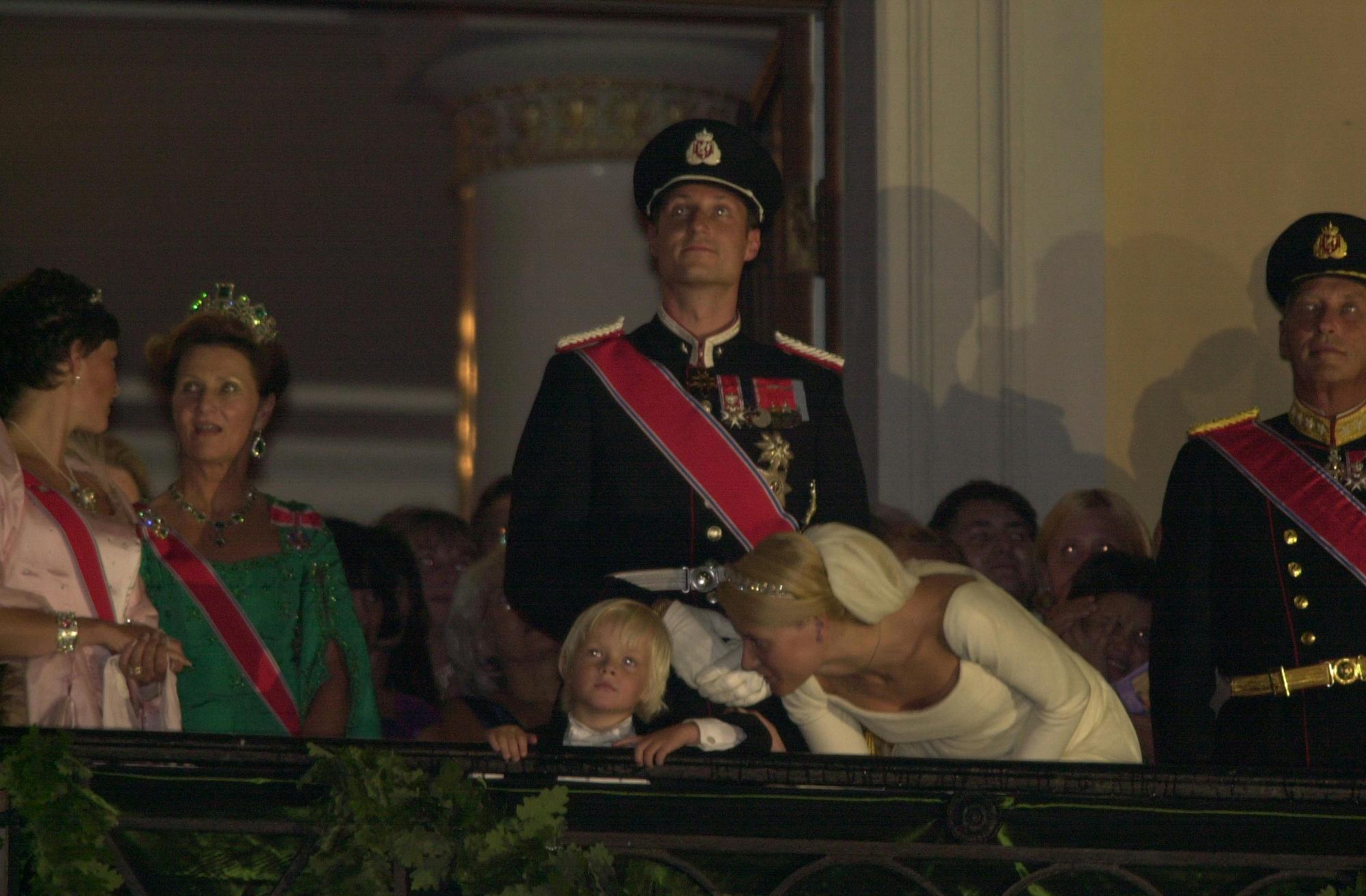 Nygifte Mette-Marit læner sig ned mod lille Marius. 