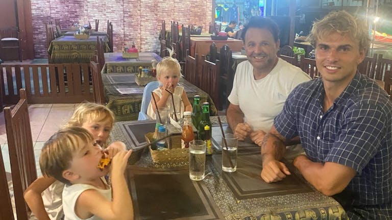 Dennis Knudsen nyder lige nu Thailand med sine tre børn – og den flotte fyr Jeppe.