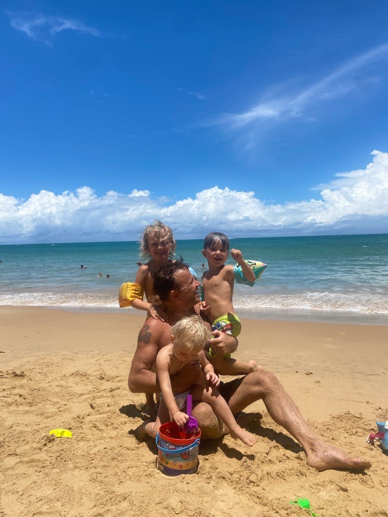 Dennis Knudsen har haft sine børn med til Thailand på ferie.