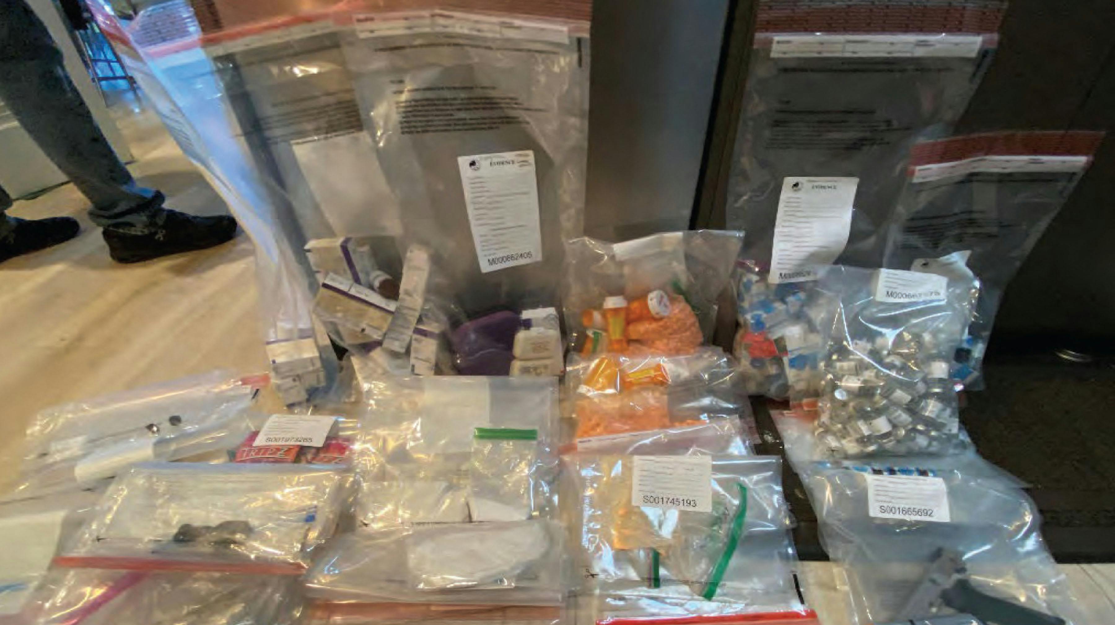 Jasveen Sanghas lager af forskellige stoffer, som er fundet i hendes "stash house" i North Hollywood. Billedet viser metamfetamin og ketamin