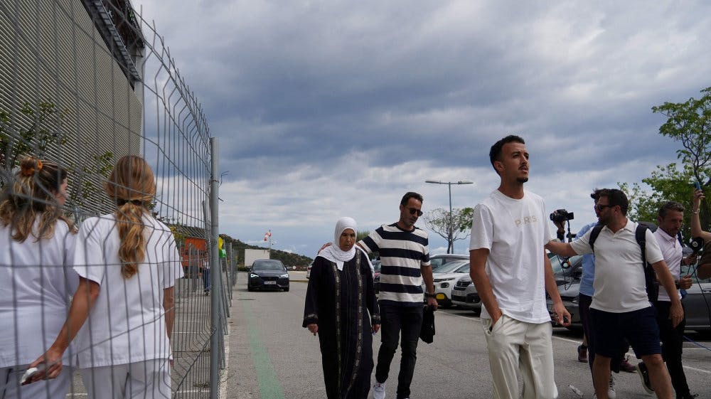 På billedet ses pårørende til Mounir Nasraoui på gaden onsdag nær hospitalet Can Ruti, hvor han har været indlagt.