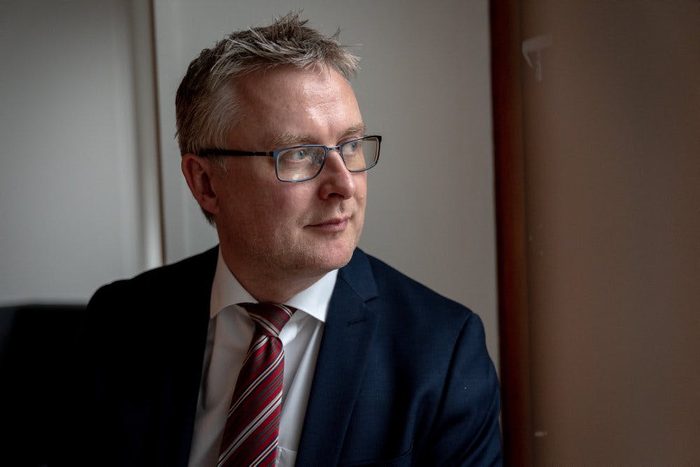 Jacob Jensen (V) forholder sig kritisk til, at rideforbundet ikke har indgivet en politianmeldelse i sagen med Carina Cassøe Krüth. (Arkivfoto).