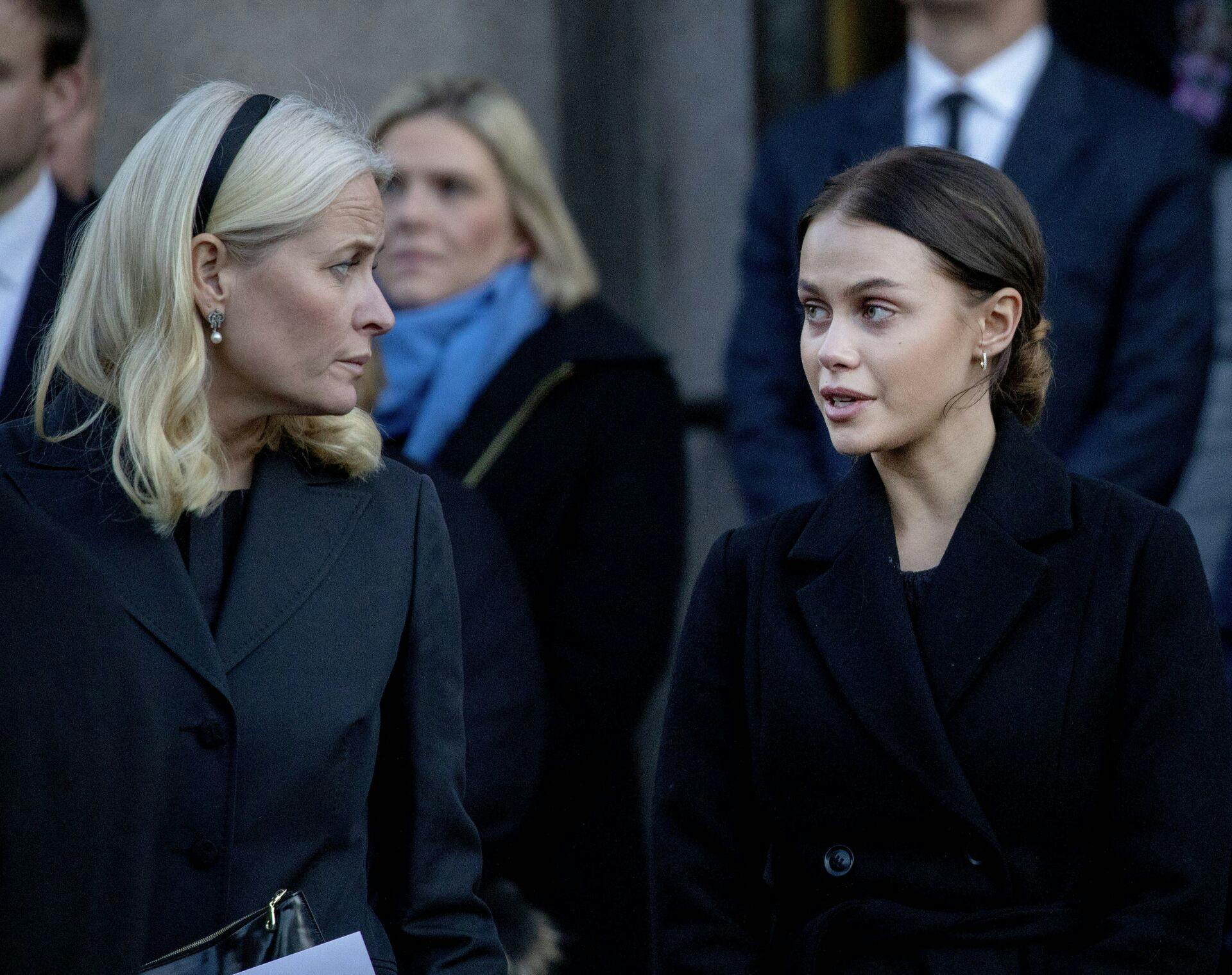 Juliane Snekkestad (th.) med kronprinsesse Mette-Marit i 2020.