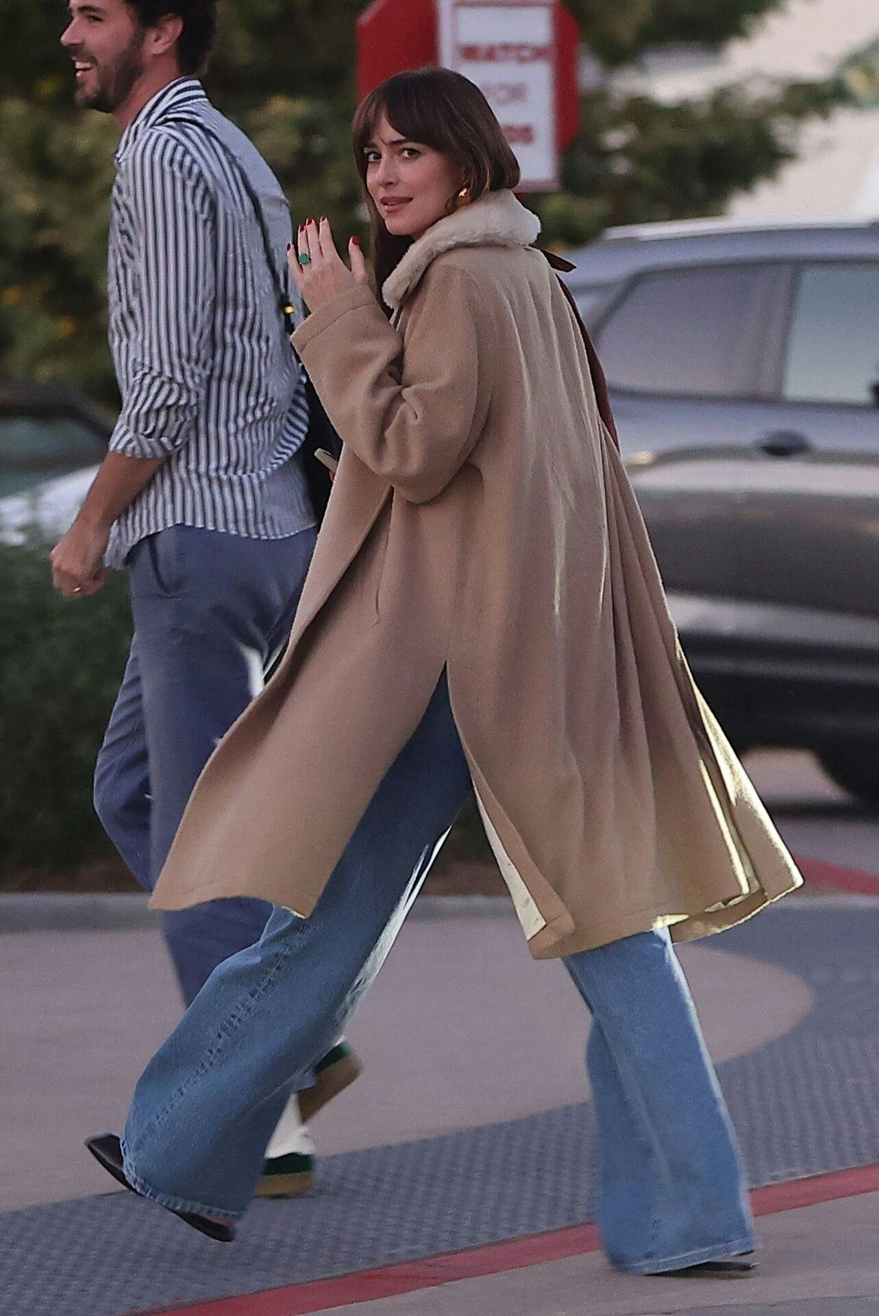 Dakota Johnson flasher forlovelsesringen for fotograferne i Malibu, Californien den 16. august.