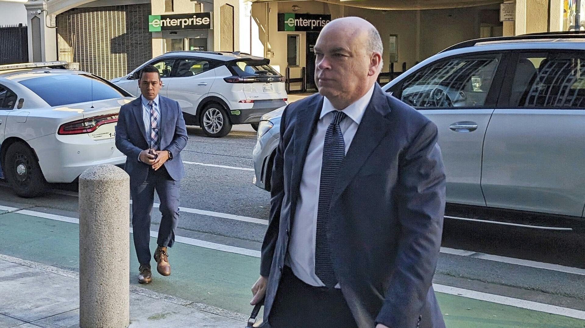 Mike Lynch er britisk milliardær og bedst kendt for at være medstifter af det britiske softwarefirma Autonomy Corporation. Firmaet blev i 2011 solgt, hvilket senere fulgte til en stor juridisk strid om svindel, men er nu frikendt i alle ankla