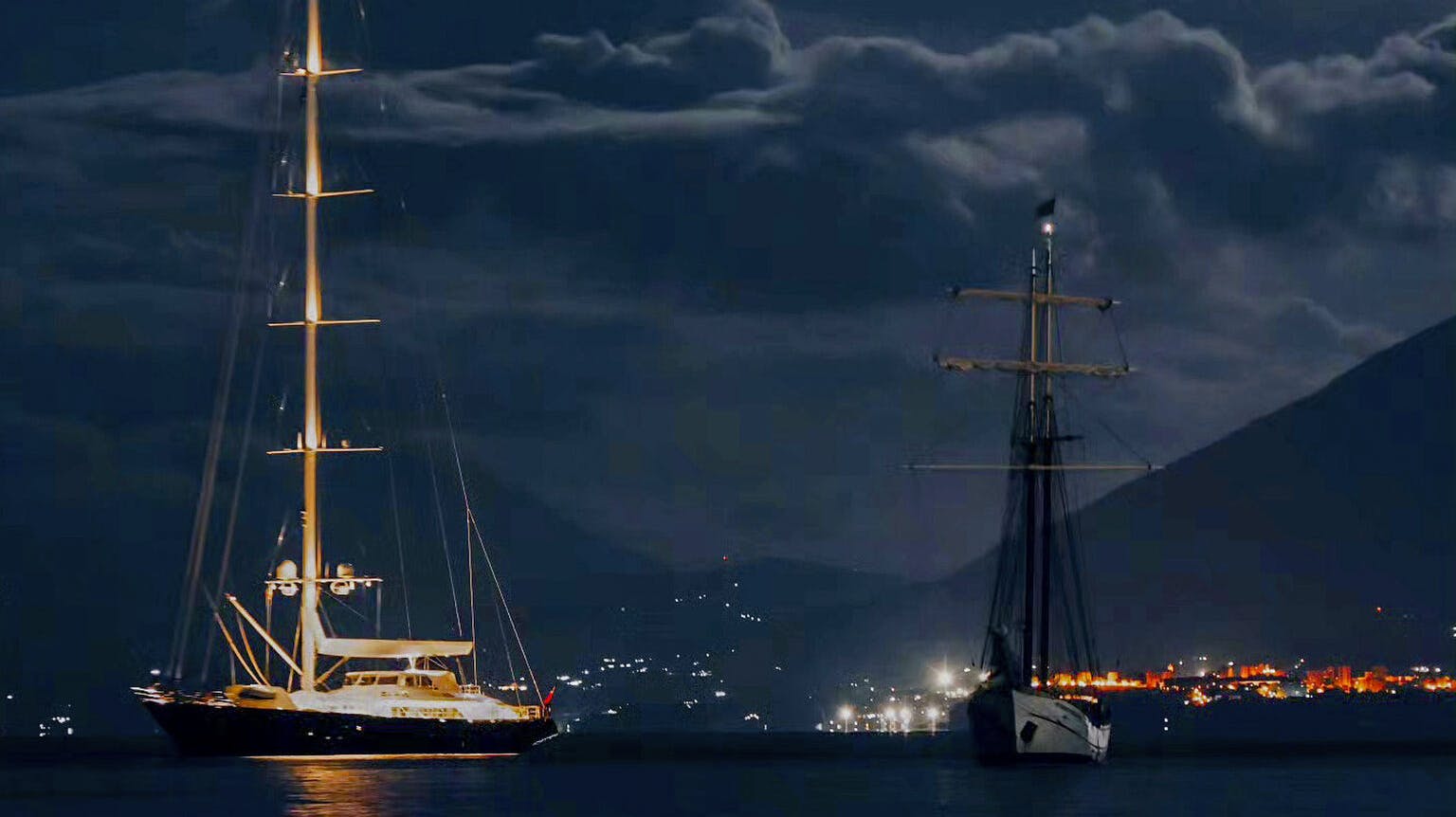 Ulykken med den 56 meter lange luksusbåd skete tidligt mandag morgen.