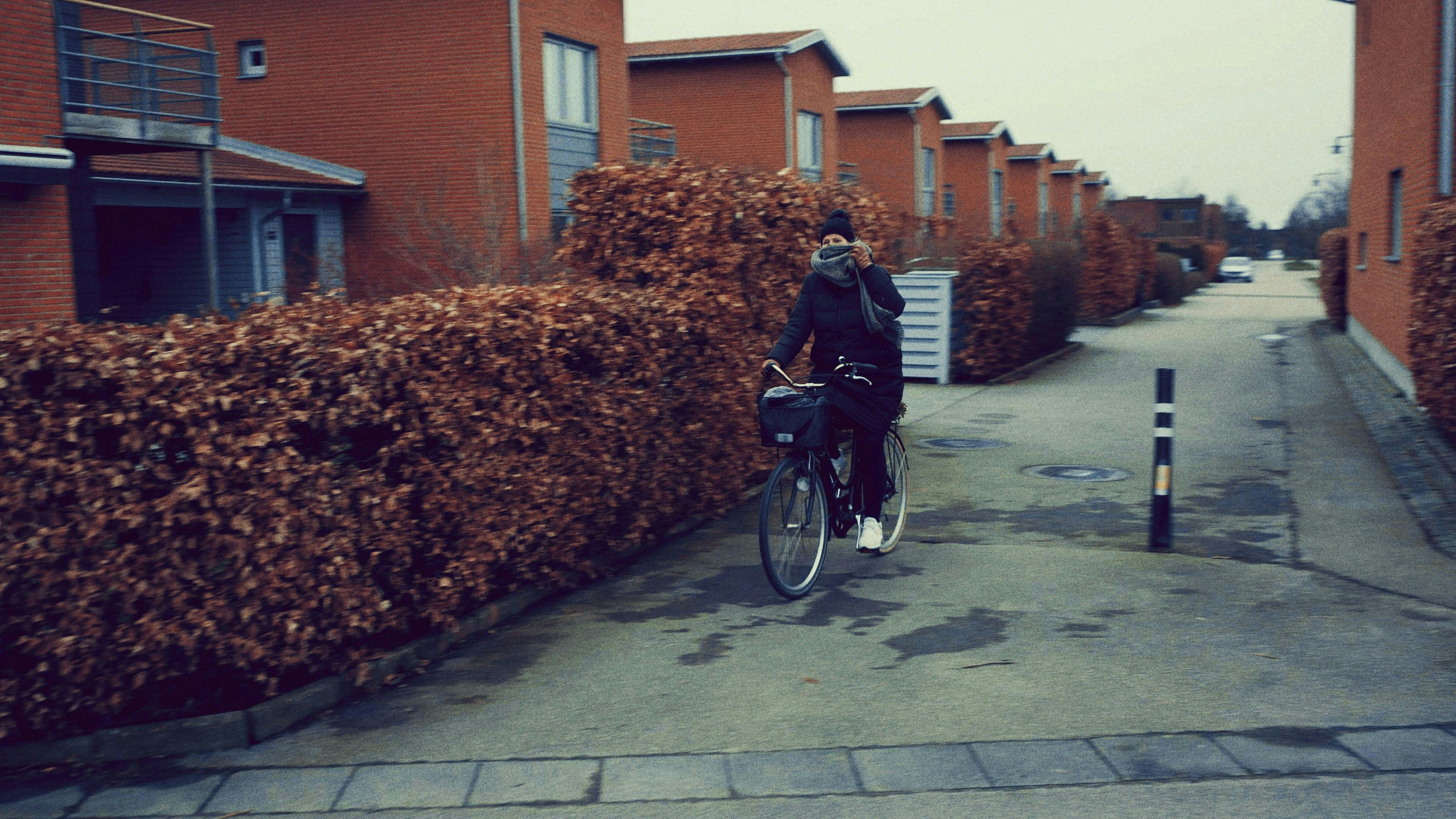 I aftenens sidste afsnit opsøger journalisten igen den mulige svenske svindler, der her ses kørende på cykel.