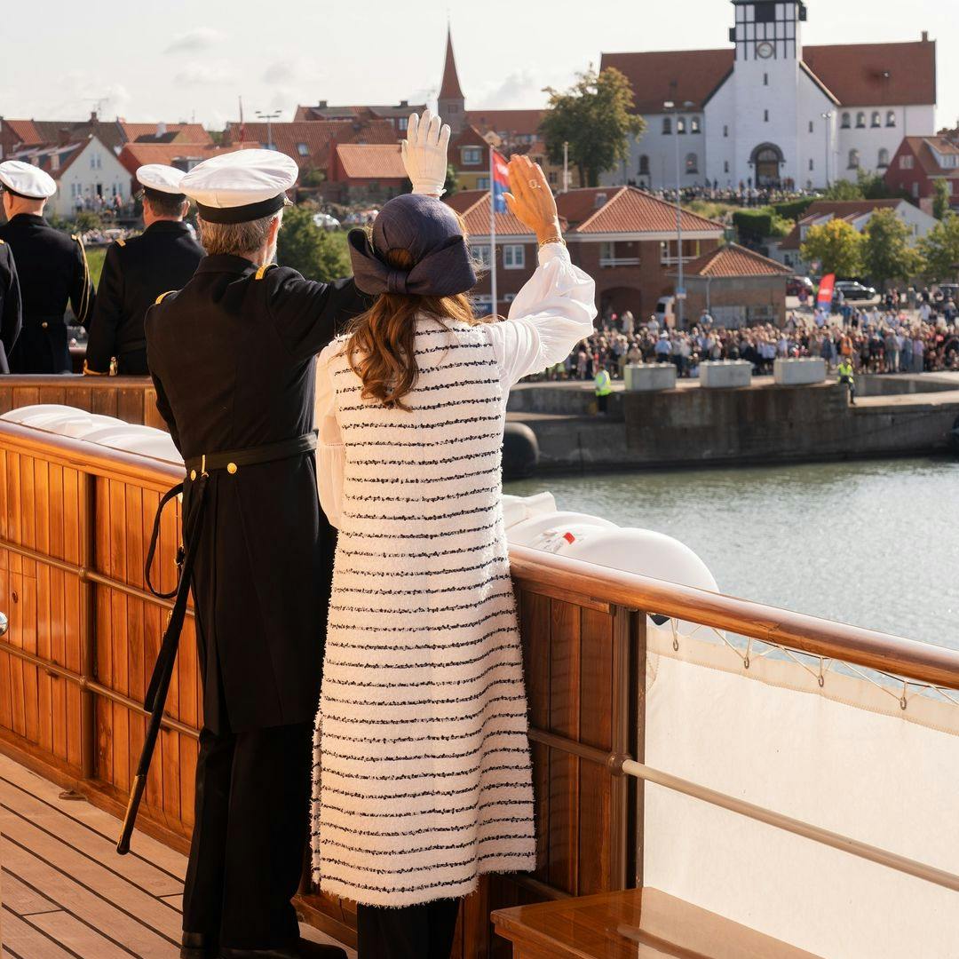 Kongeparrets sommertogt er blevet skudt i gang. Mandag gik turen til Bornholm.