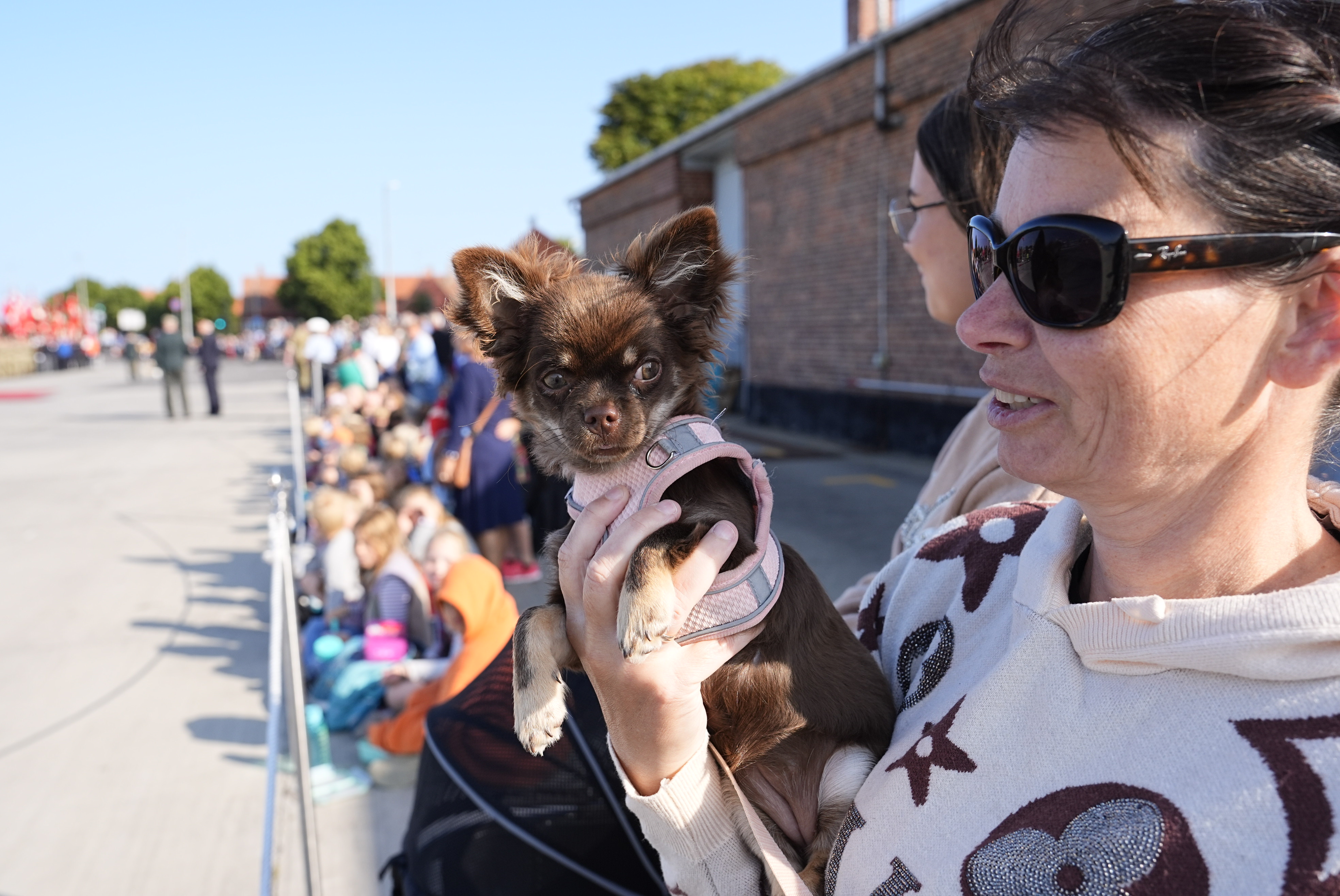 Kong Frederik og dronning Mary skød mandag morgen deres sommertogt i gang i det smukkeste solskinsvejr på solskinsøen Bornholm. 