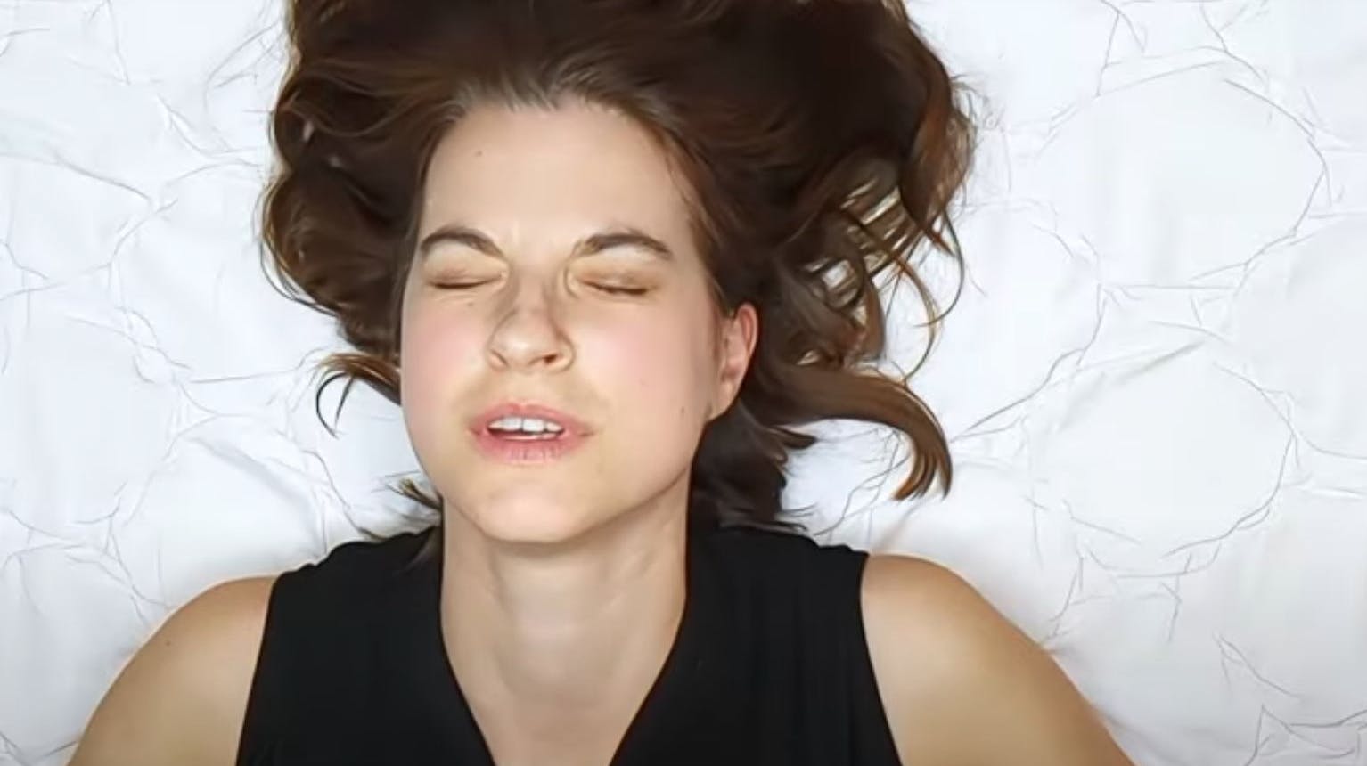 Christina Funk rejser verden rundt i dokumentaren Make Orgasms Not War og får blandt andet hypnoseorgasmer.