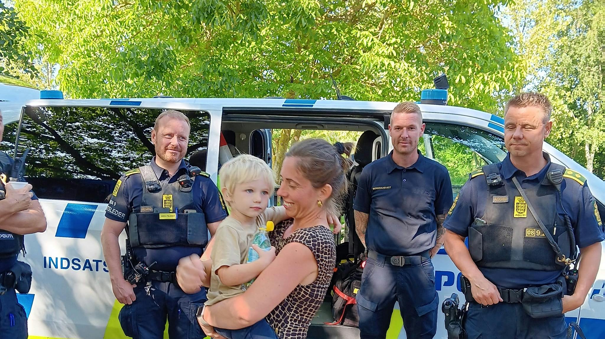 Her ses Emil sammen med sin mor, Josephine.