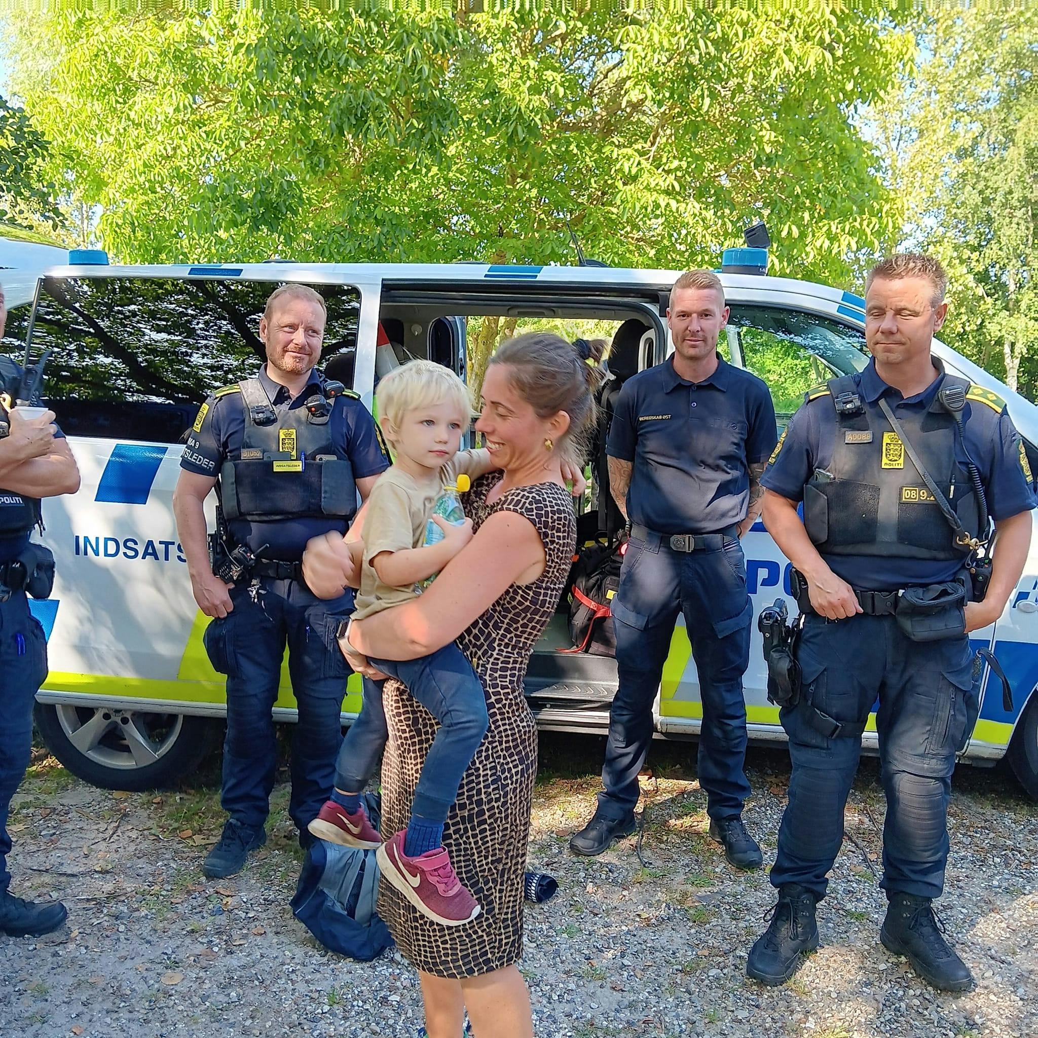 Det var en lettet Josephine, der efter mere end en tre timers eftersøgning kunne holde sin søn igen.