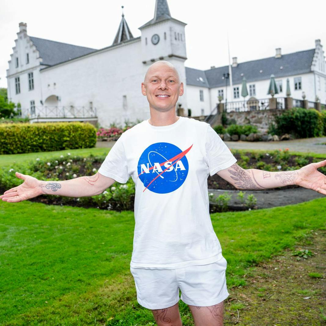 Nu har Jim Lyngvild prøvet lykken med et nyt slot, hvor han skal drive en skole for "vidunderbørn" indenfor kunst og den kreative genre.