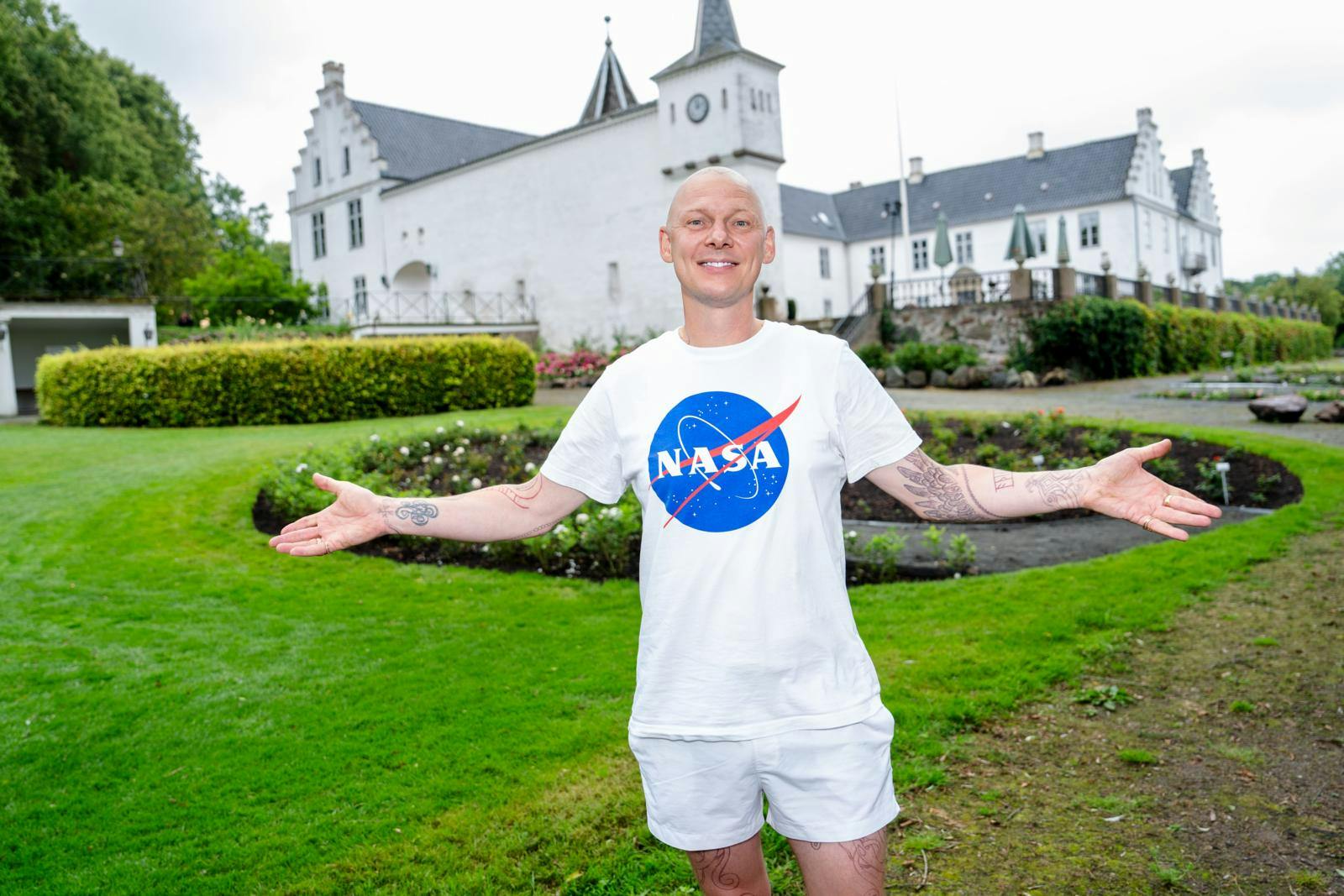 Nu har Jim Lyngvild prøvet lykken med et nyt slot, hvor han skal drive en skole for "vidunderbørn" indenfor kunst og den kreative genre.