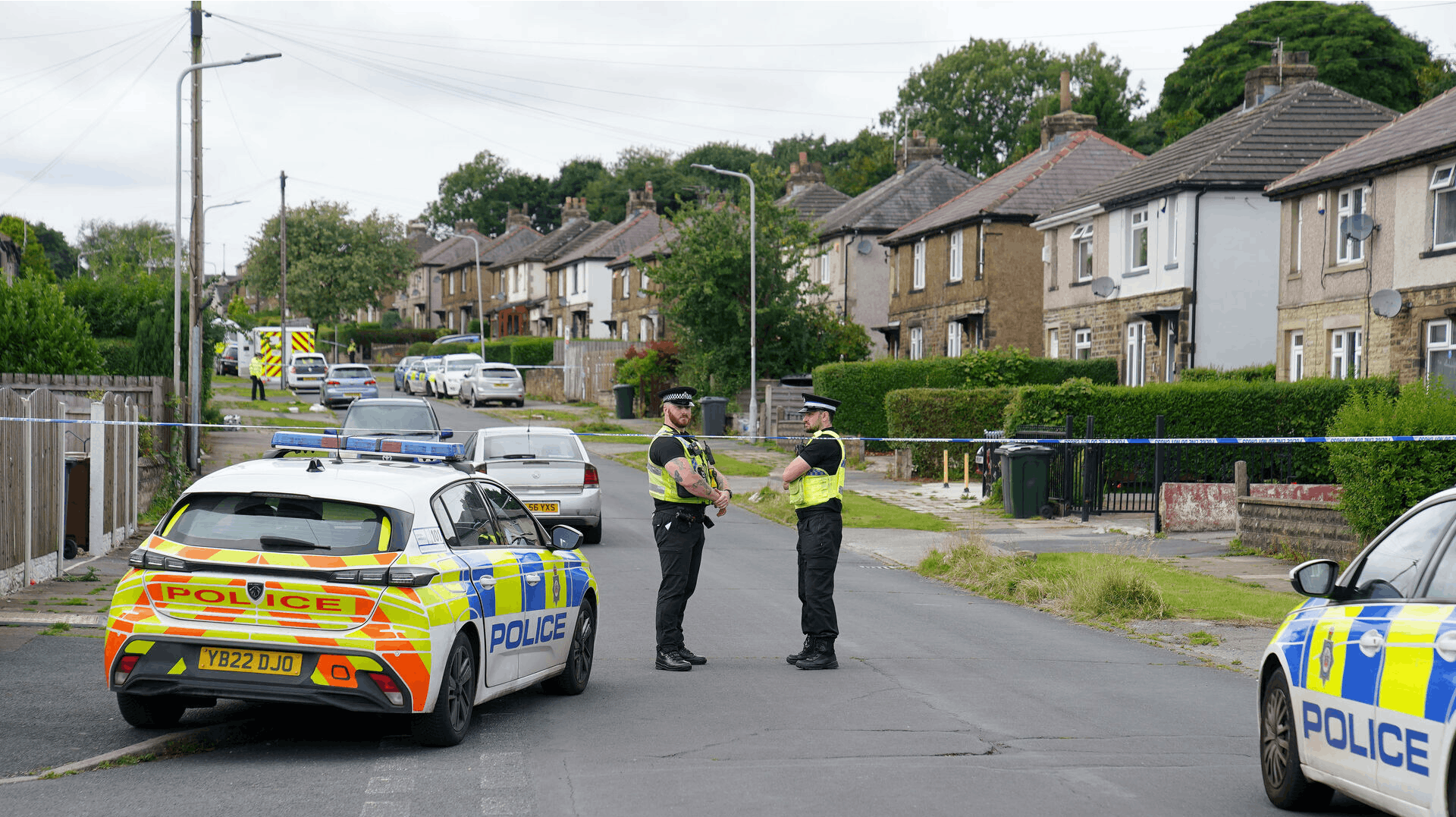 En voldsom brand har natten til onsdag kostet en 29-årig mor og hendes tre børn livet i Bradford, England.