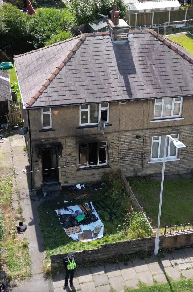 Alarmcentralen modtog klokken 2:07 natten til onsdag en melding om en brand i et hus på Westbury Road, Bradford. Branden har kostet en mor og hendes tre børn livet.&nbsp;