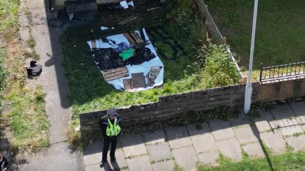 Alarmcentralen modtog klokken 2:07 natten til onsdag en melding om en brand i et hus på Westbury Road, Bradford. Branden har kostet en mor og hendes tre børn livet. 