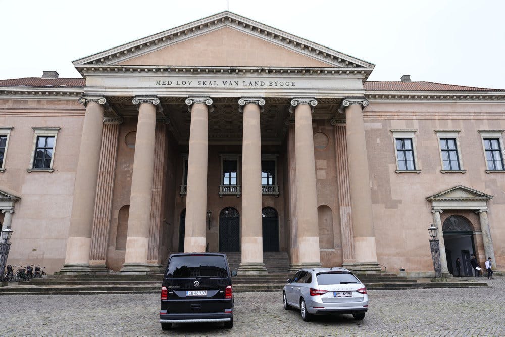 Københavns Byret har torsdag idømt tre mænd, hvoraf den ene er et fuldgyldigt medlem af rockerklubben Hells Angels, for at have været i besiddelse af en større mængde våben.