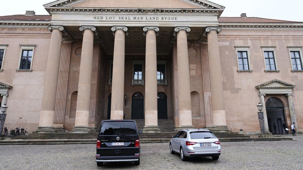 Københavns Byret har torsdag idømt tre mænd, hvoraf den ene er et fuldgyldigt medlem af rockerklubben Hells Angels, for at have været i besiddelse af en større mængde våben.