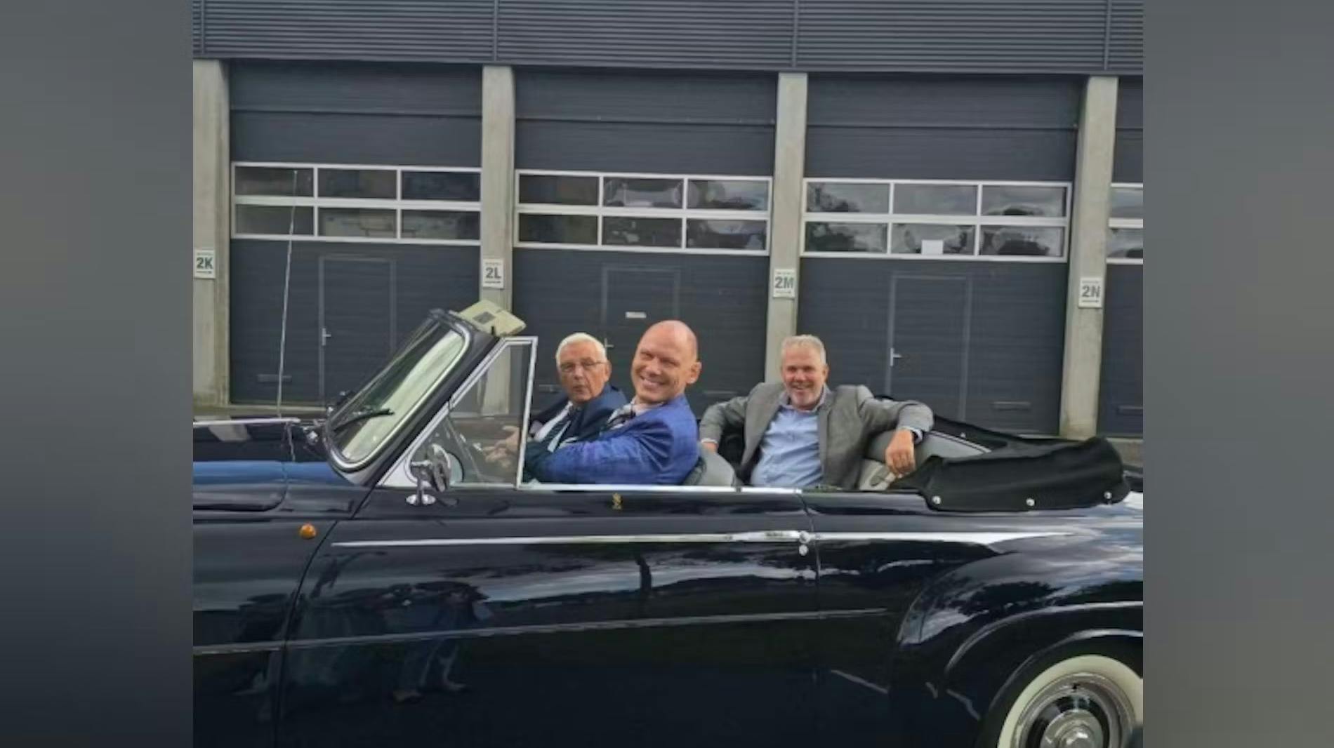 Jim Lyngvild og hans to samarbejdspartnere ankom i vaskeægte kongestil, da de onsdag deltog i frokost med kong Frederik og dronning Mary i Assens.