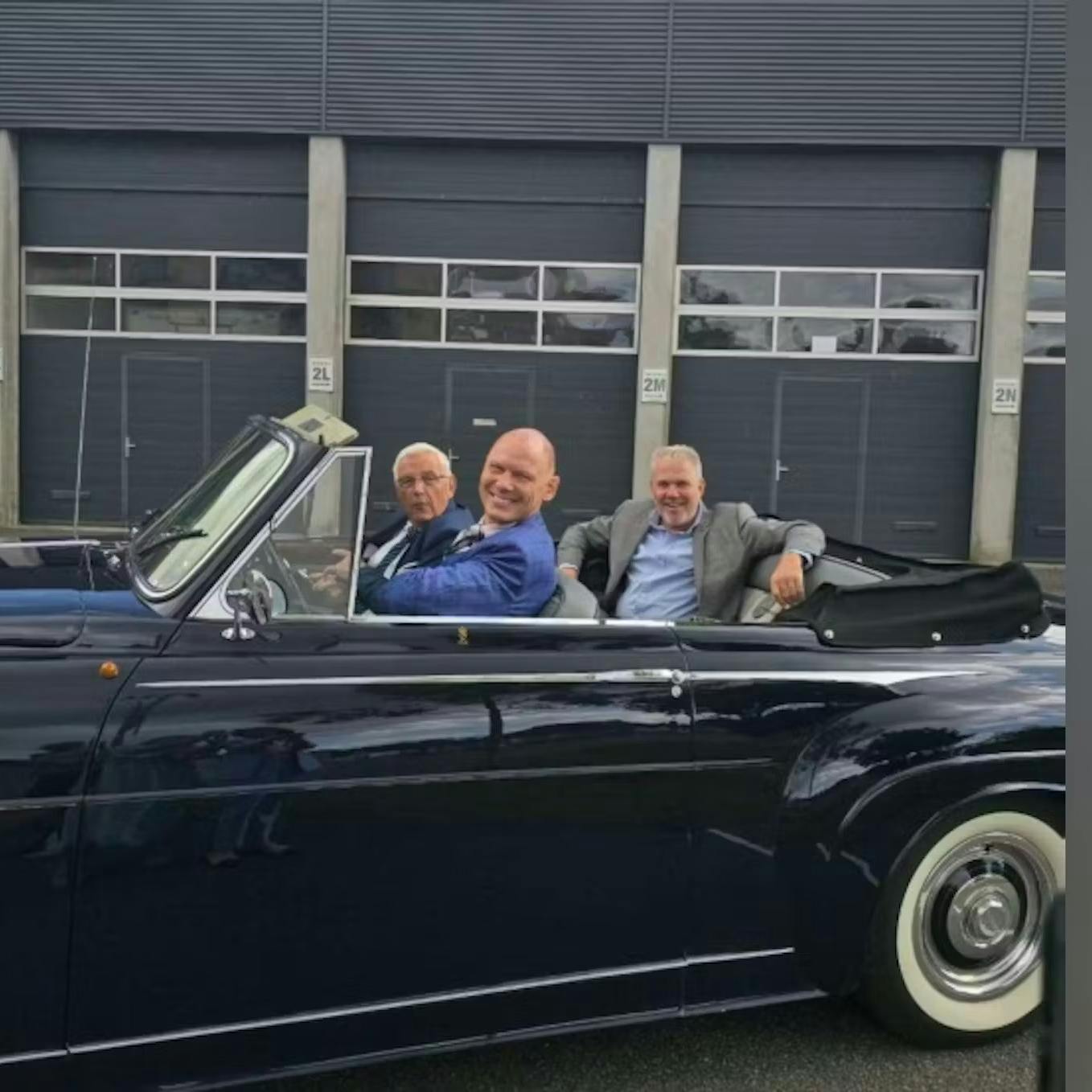 Jim Lyngvild og hans to samarbejdspartnere ankom i vaskeægte kongestil, da de onsdag deltog i frokost med kong Frederik og dronning Mary i Assens.