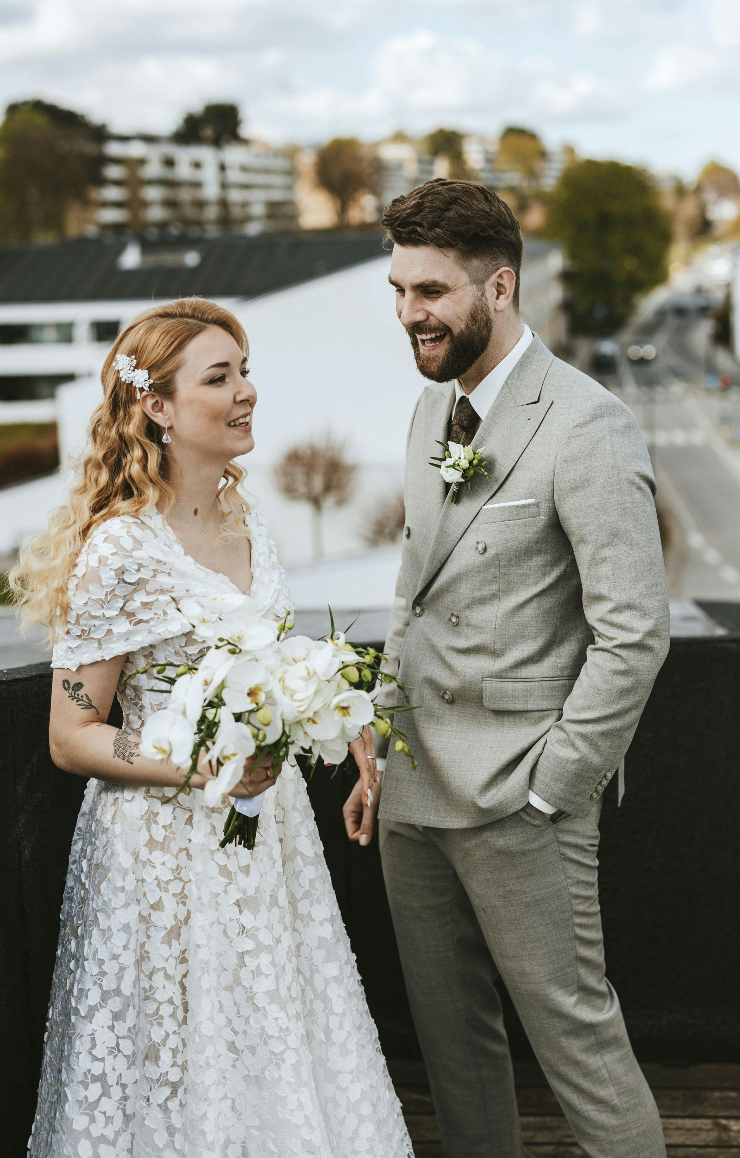 Sara Eckhardt og Rasmus Glasdam blev viet i 2023 uden at have set hinanden først. I dag taler parret ikke sammen, fortæller Sara.