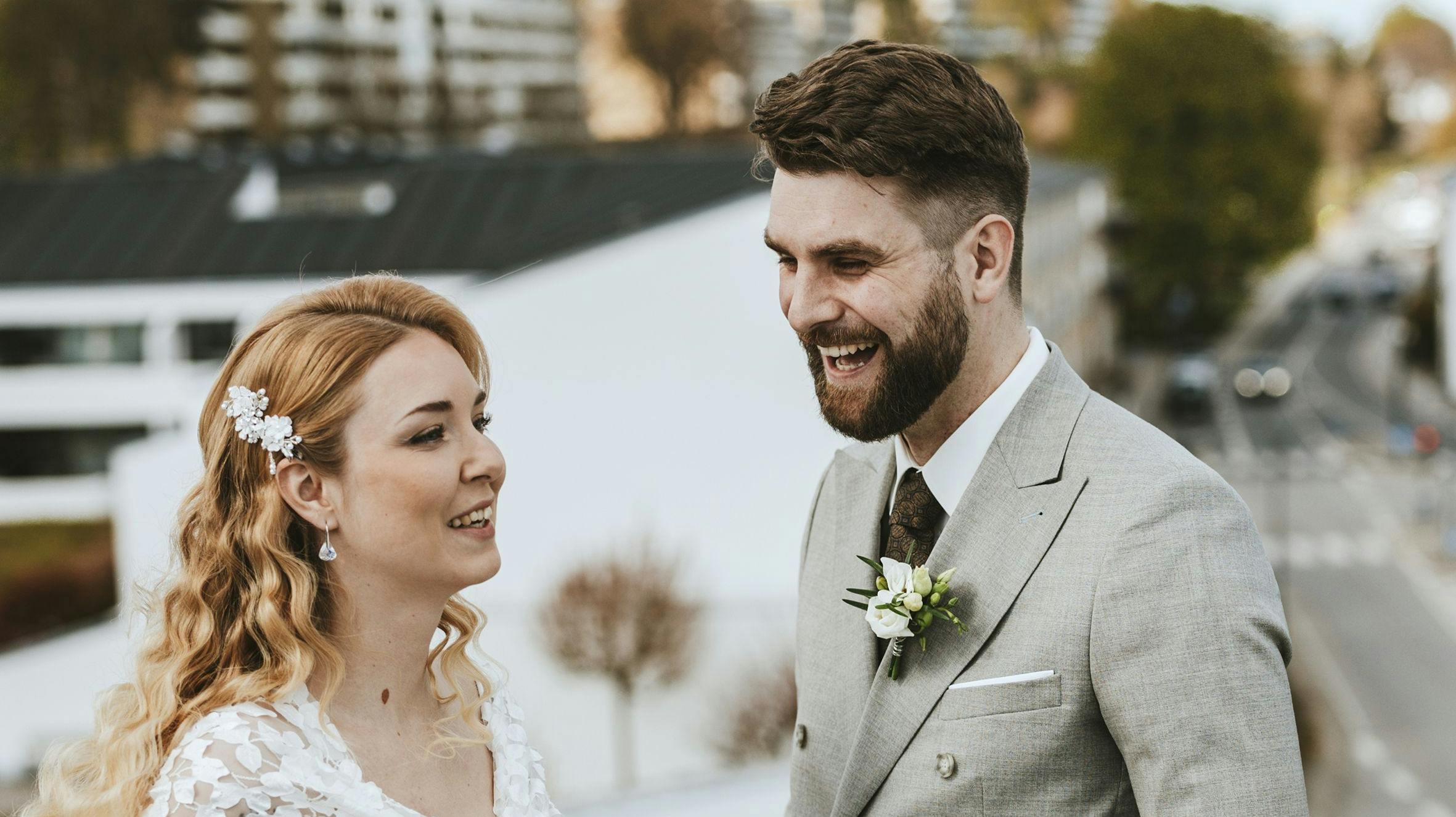 Sara Eckhardt og Rasmus Glasdam blev viet i 2023 uden at have set hinanden først. I dag taler parret ikke sammen, fortæller Sara.