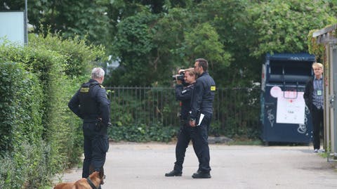 Der er blevet skudt gennem en opgangsdør i Nordvest.