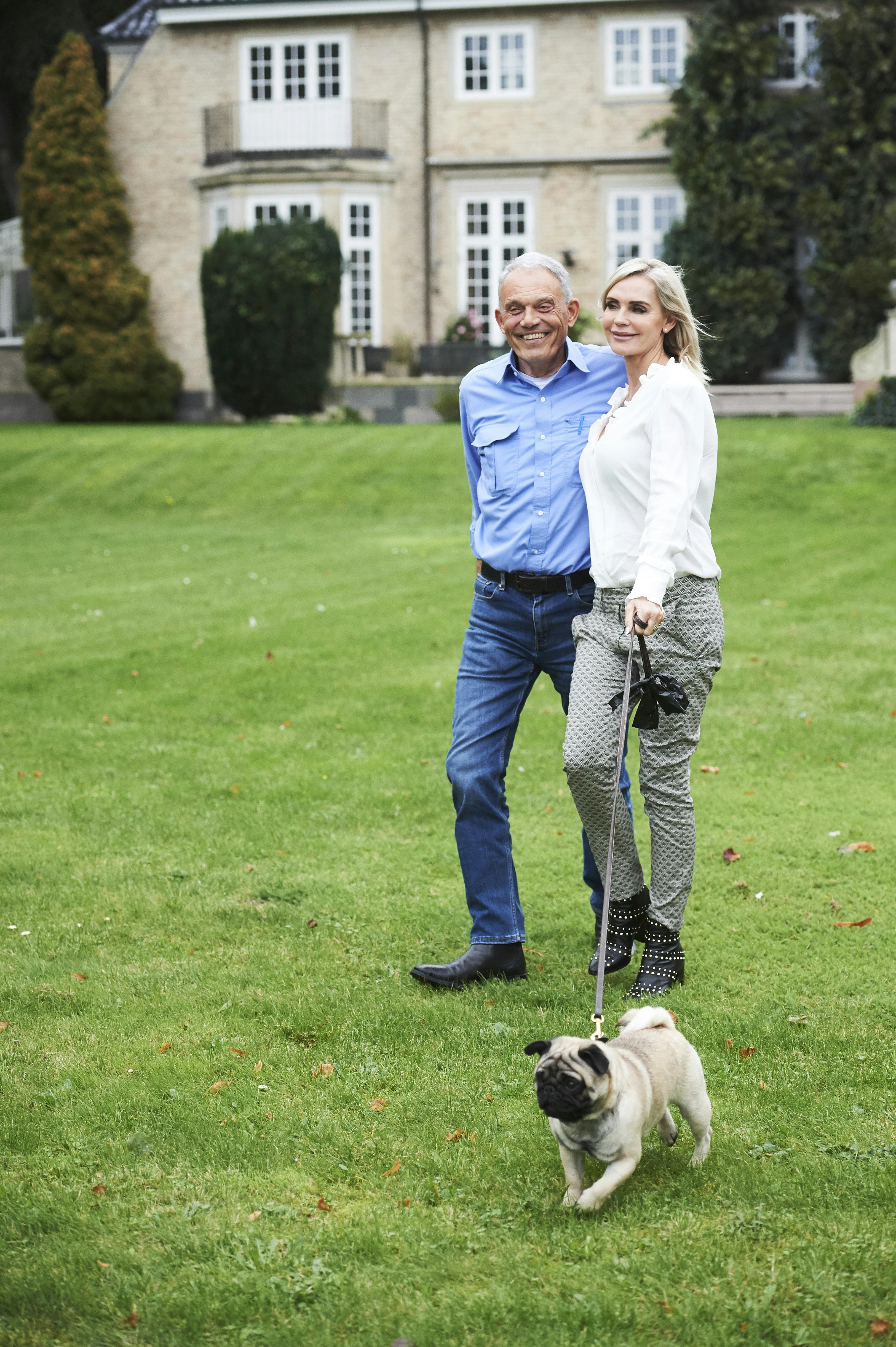 Ægteparret har i mange år boet sammen i den store villa, Vedbæklund. Nu er Janni Ree dog smidt på porten.