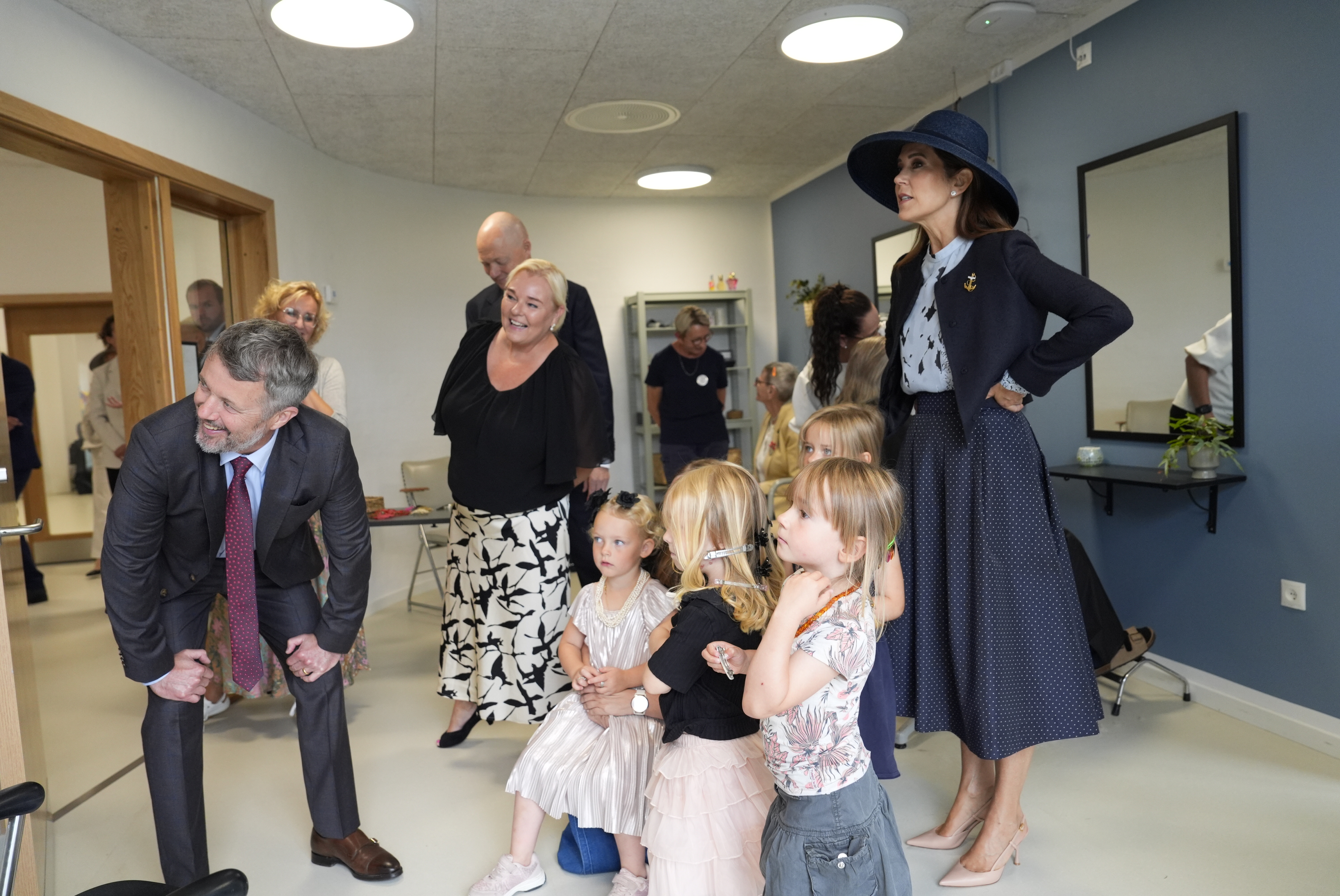Kong Frederik og dronning Mary er nået til sidste stop på deres sommertogt – og turen til Vejle bød blandt andet på et smut til frisøren.