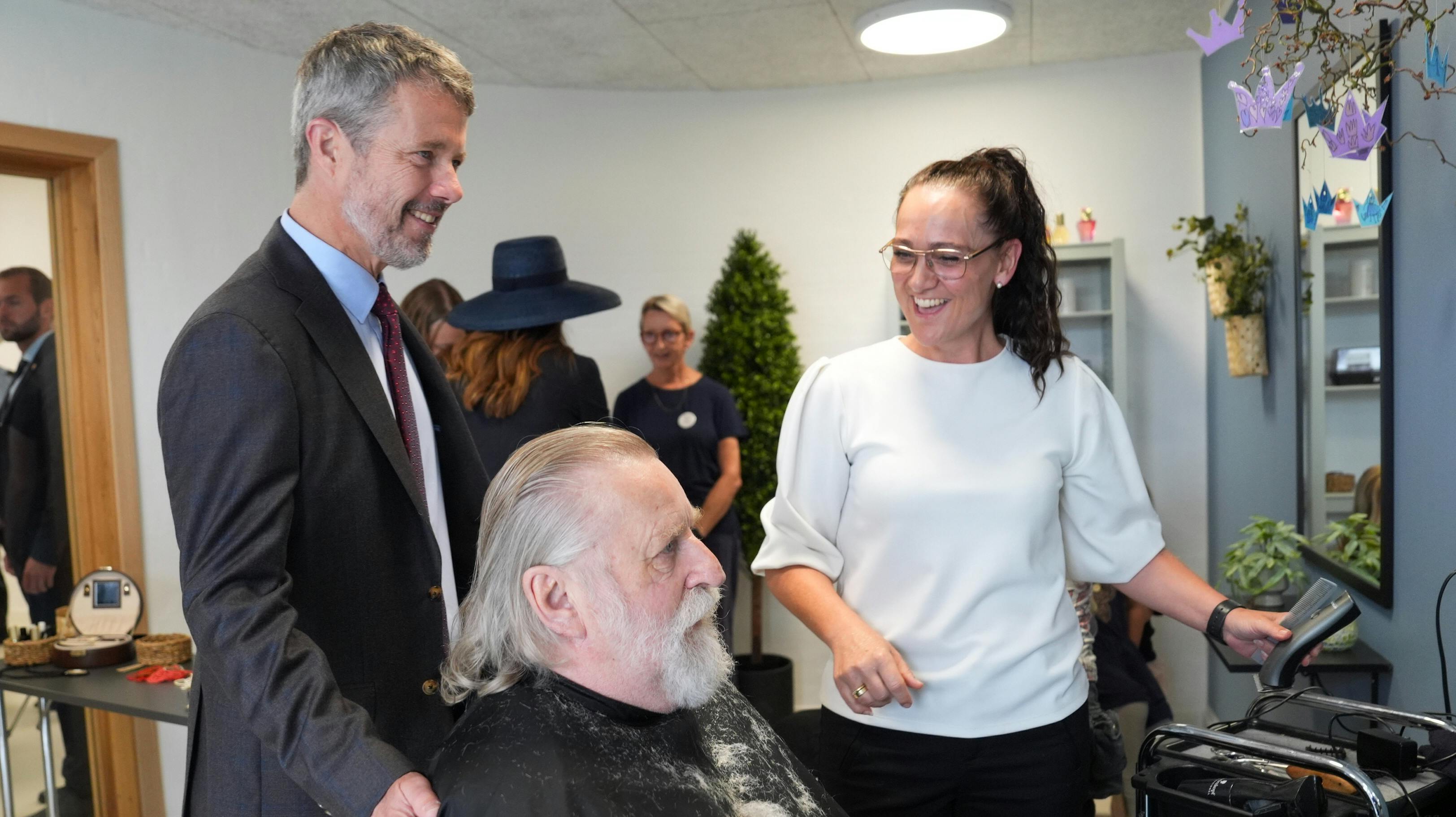 Kong Frederik og dronning Mary er nået til sidste stop på deres sommertogt – og turen til Vejle bød blandt andet på et smut til frisøren.