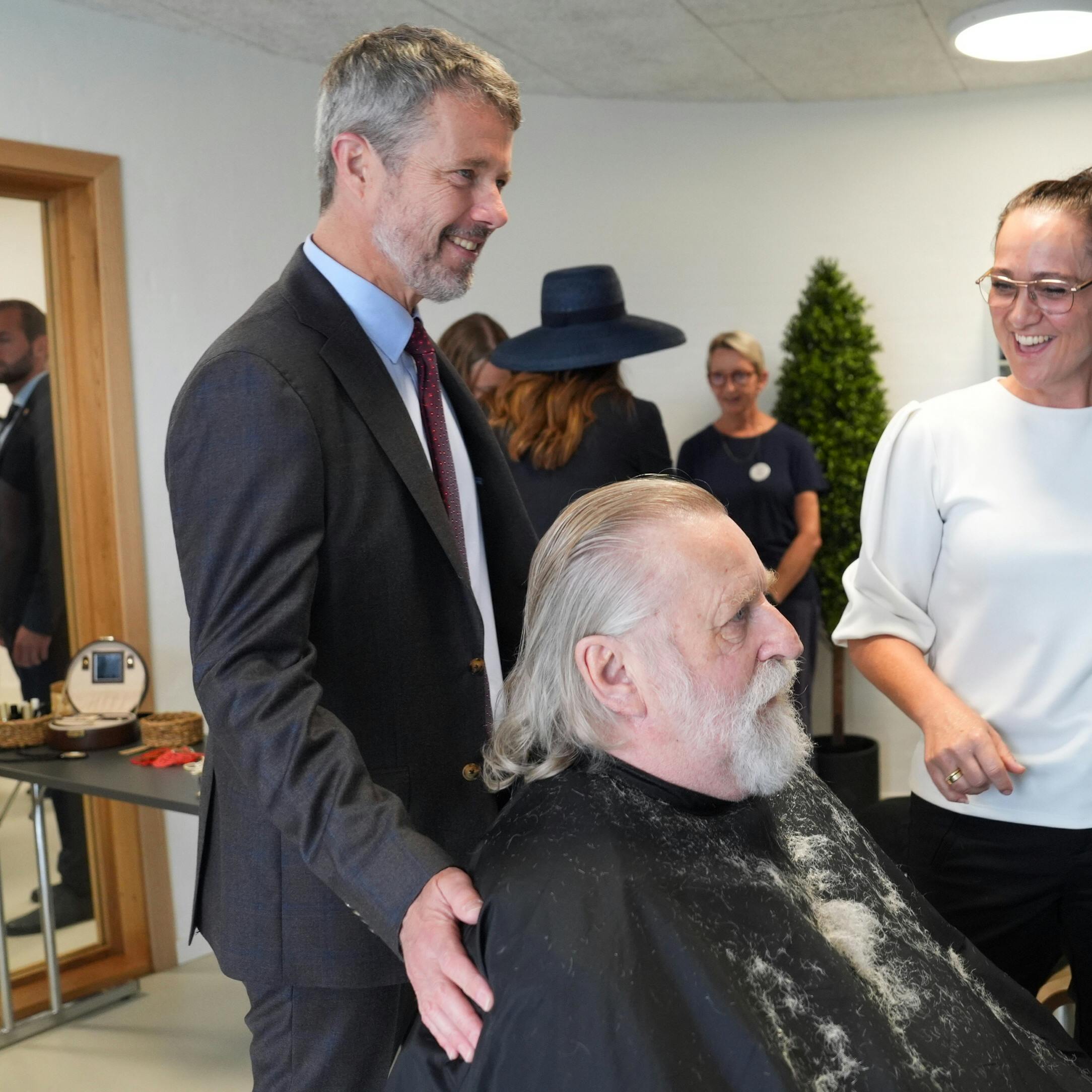 Kong Frederik og dronning Mary er nået til sidste stop på deres sommertogt – og turen til Vejle bød blandt andet på et smut til frisøren.