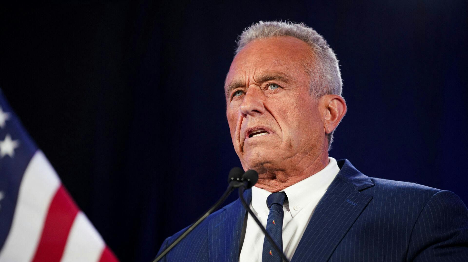 Robert F. Kennedy Jr indstiller sin valgkampagne og støtter i stedet Trump.