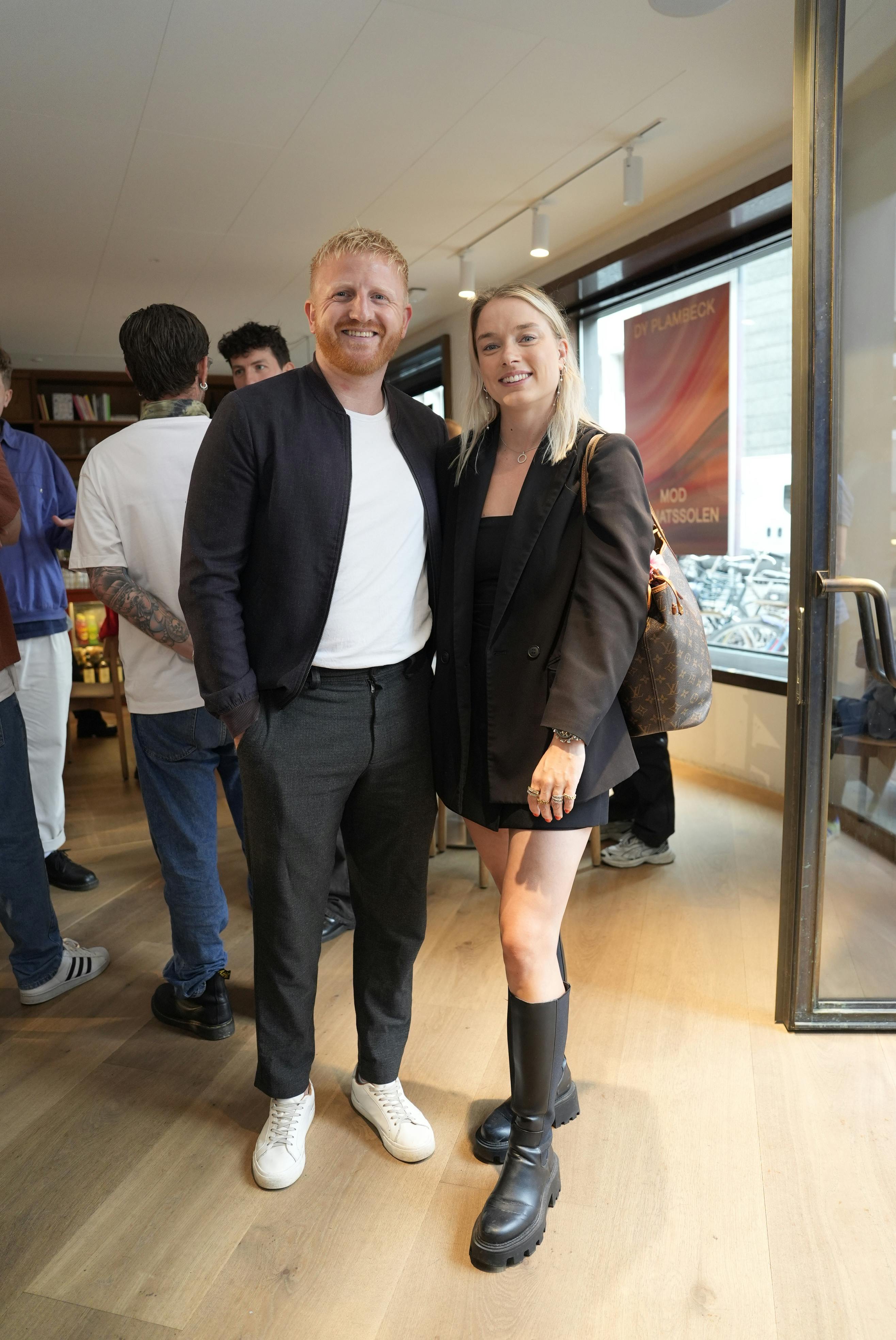 Morten Damstoft og Frederikke Skraamo Nielsen stillede op til foto sammen under pressearrangementet for "Bachelorette" og "Den store bagedyst"-brødrene Anton og Jonas Dahl Grues nye kogebog.