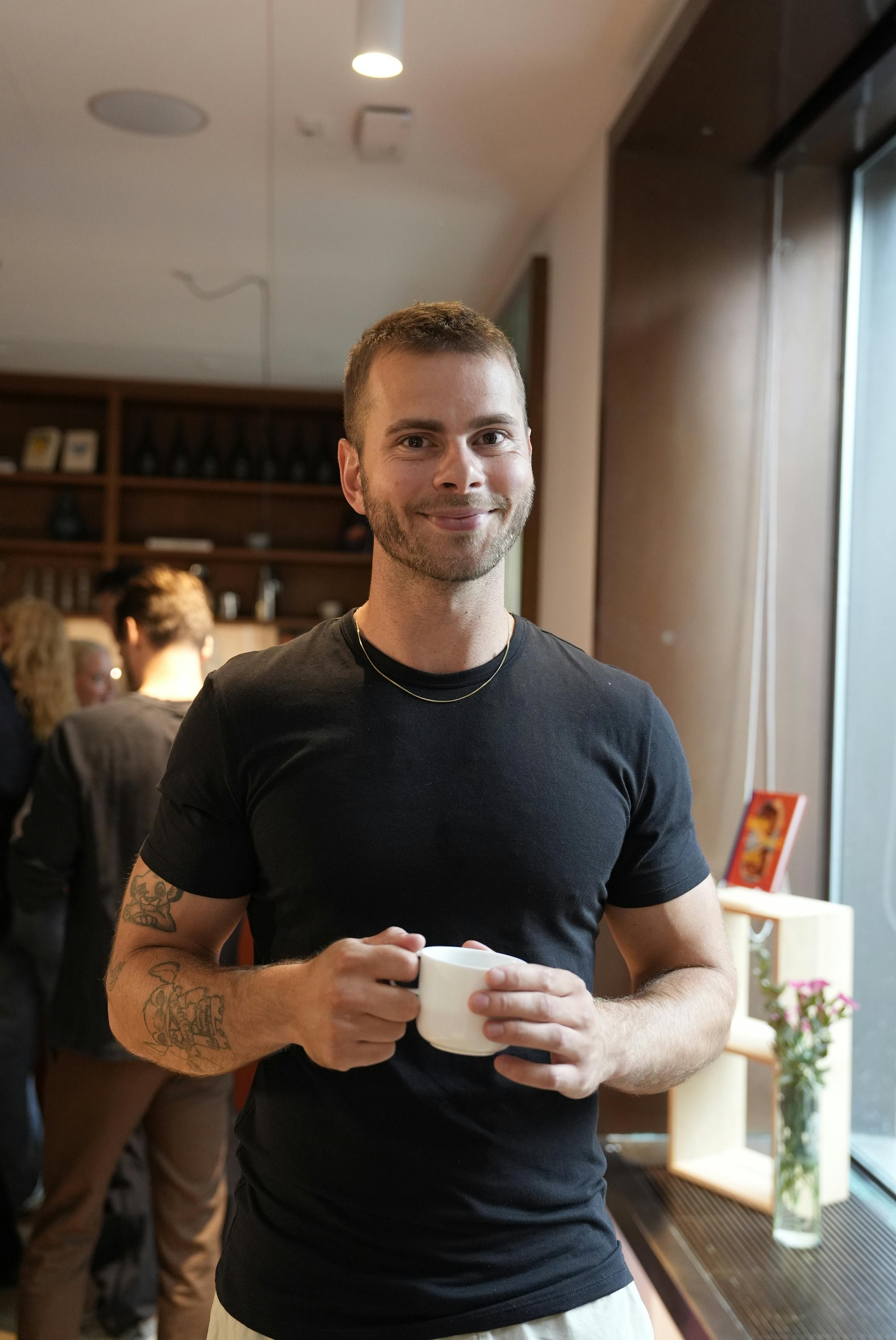 Lykken tilsmiler Stig Henriksen, der både har godt gang i studiet og kæresten.