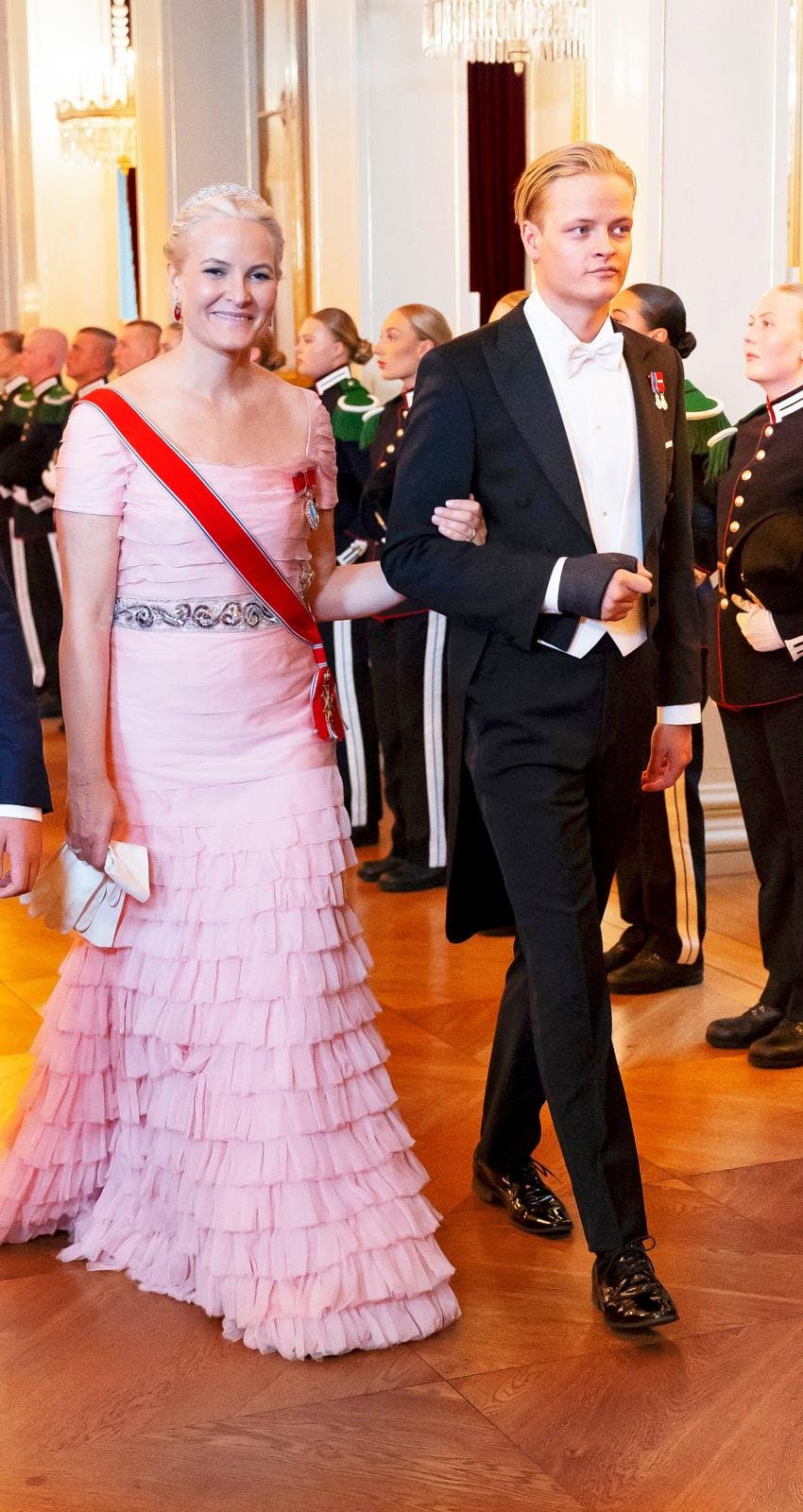 Mette-Marit og Marius Borg Høiby til prinsesse Ingrid Alexandras myndighedsmiddag i Norge.