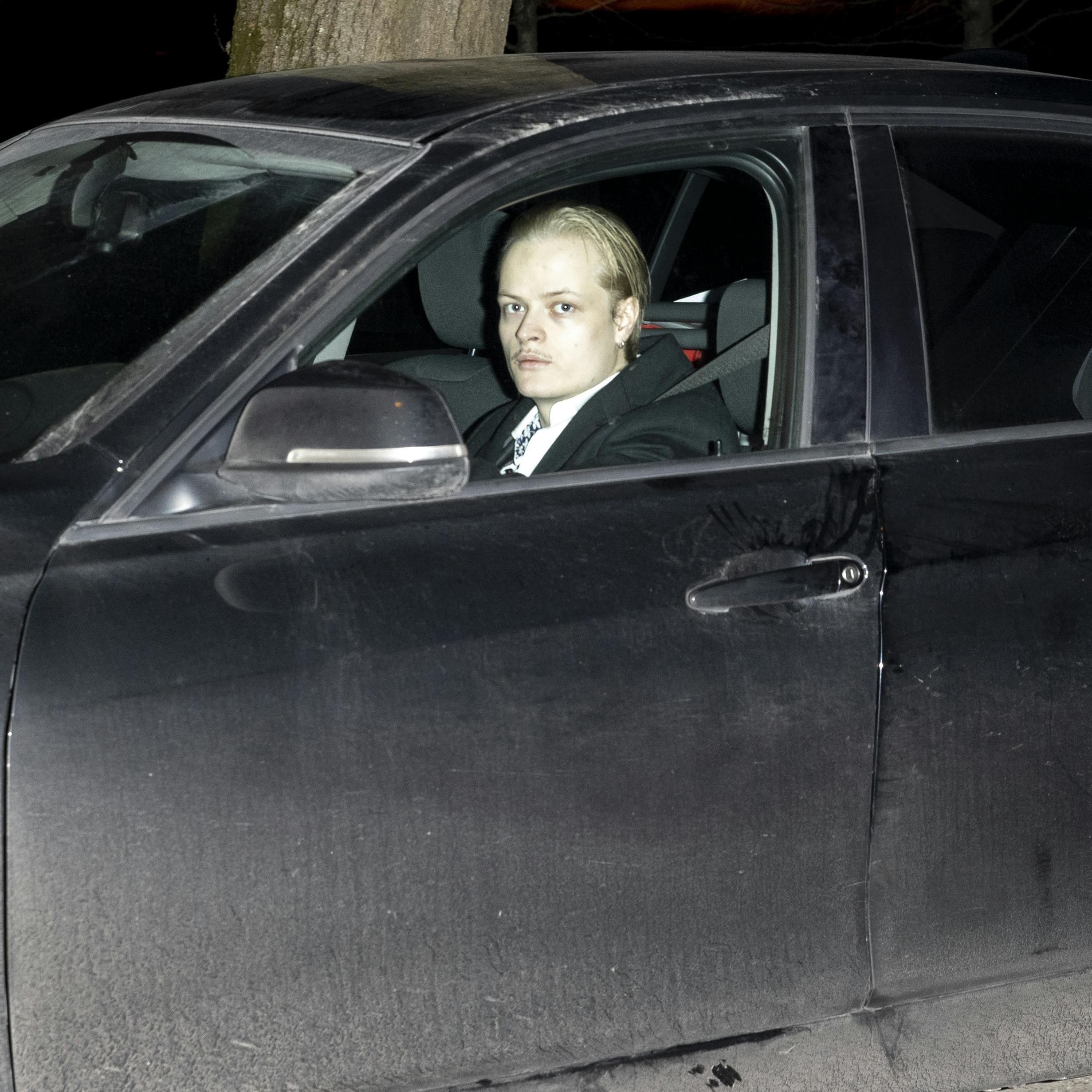 Marius Borg Høiby forlader Skaugum Slot juleaften 2020.