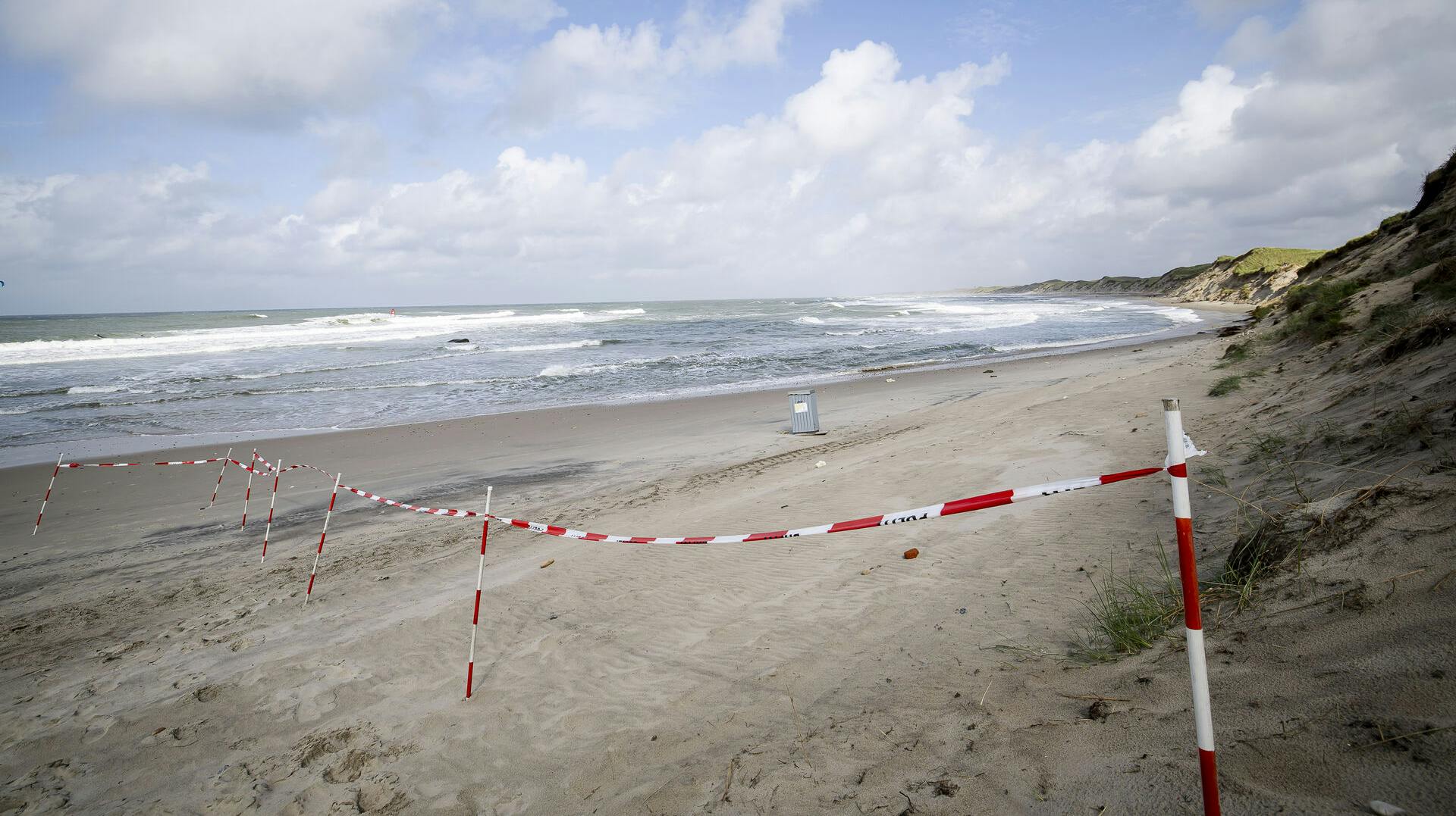 Klitterne ved Nørre Vorupør, mandag den 26. august 2024. To tyske drenge på 9 og 12 år blev søndag eftermiddag begravet i et jordskred i Nørre Vorupør. De blev fløjet til hospitalet og indlagt i kritisk tilstand. (Foto: Johnny Pedersen/Scanpix 2024)