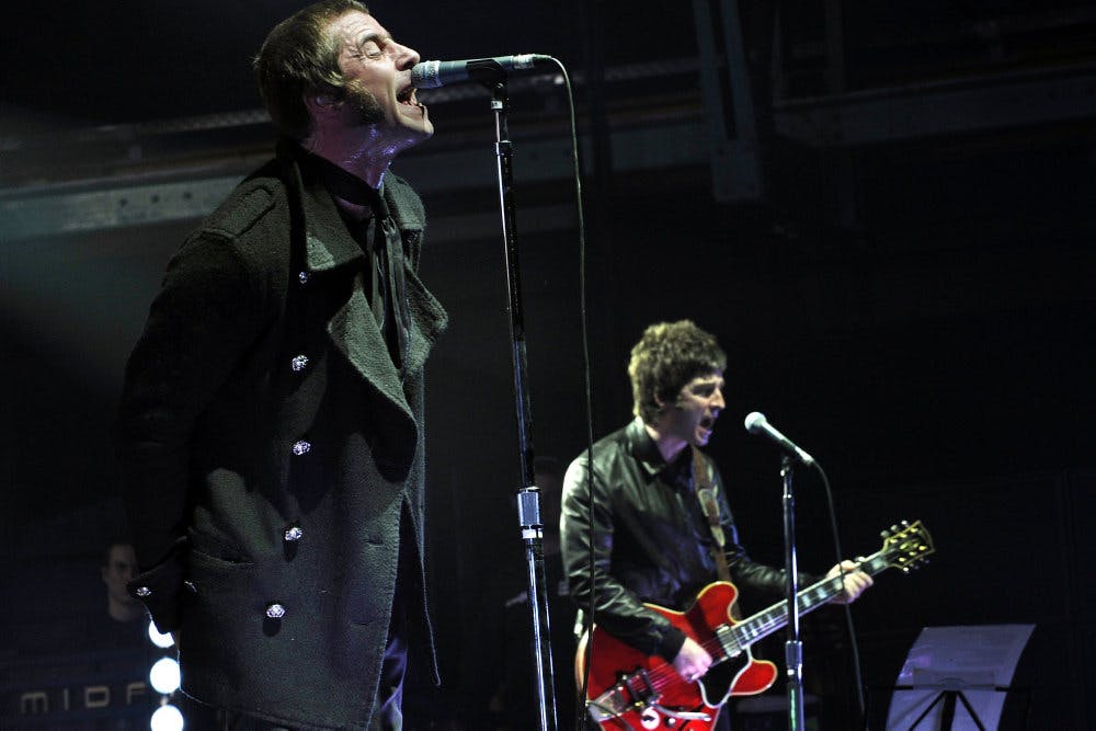 Brødrene Liam (t.v.) og Noel Gallagher (t.h.) ses her under en Oasis-koncert i München i Tyskland i august 2009. Senere samme år gik det legendariske band i opløsning på grund af en langvarig strid mellem de to frontfigurer. - 