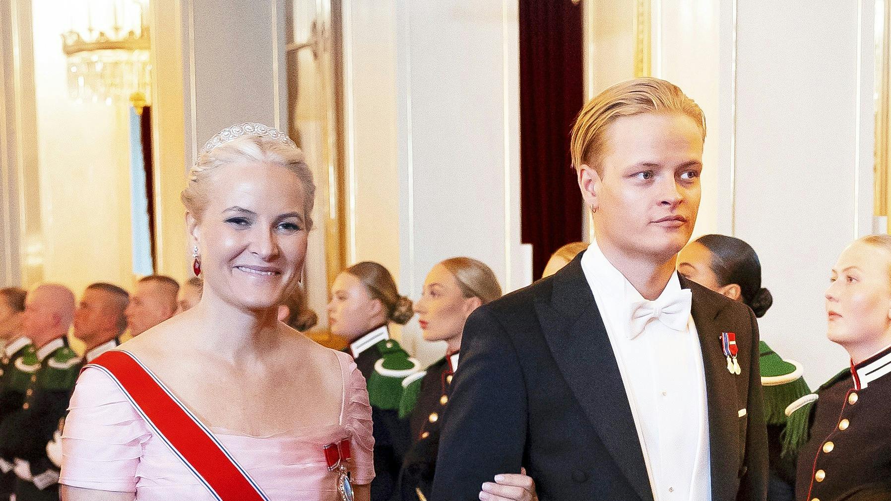 Prinsesse Mette-Marit med sønnen Marius Borg Høiby under armen. I weekenden tager hun dog til familiefest uden den skandaleramte papprins.