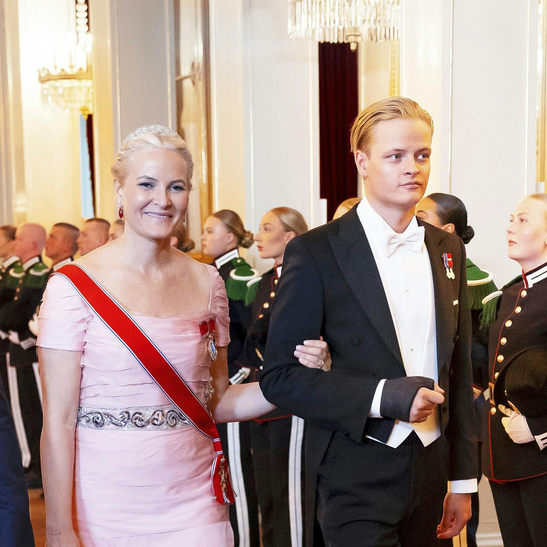 Prinsesse Mette-Marit med sønnen Marius Borg Høiby under armen. I weekenden tager hun dog til familiefest uden den skandaleramte papprins.