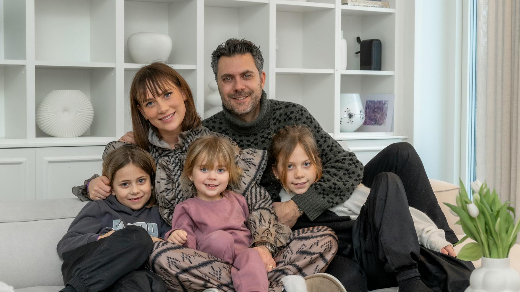 Lisbeth og Christian Vernsted-Fabricius med børnene Fillippa på syv år, Theodor på fem og Ayasofia på to år.