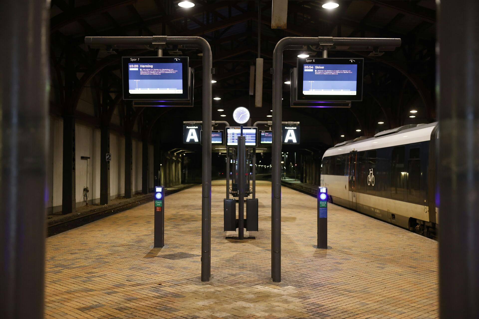 Skilte med aflysninger på Aarhus banegård, torsdag 21. december 2023. Trafikselskabet aflyser alle sin afgange i det jyske på grund af væltede træer, oplyser Arriva til DR. Stormen Pia blæser ind over Danmark med vindstød af orkanstyrke.