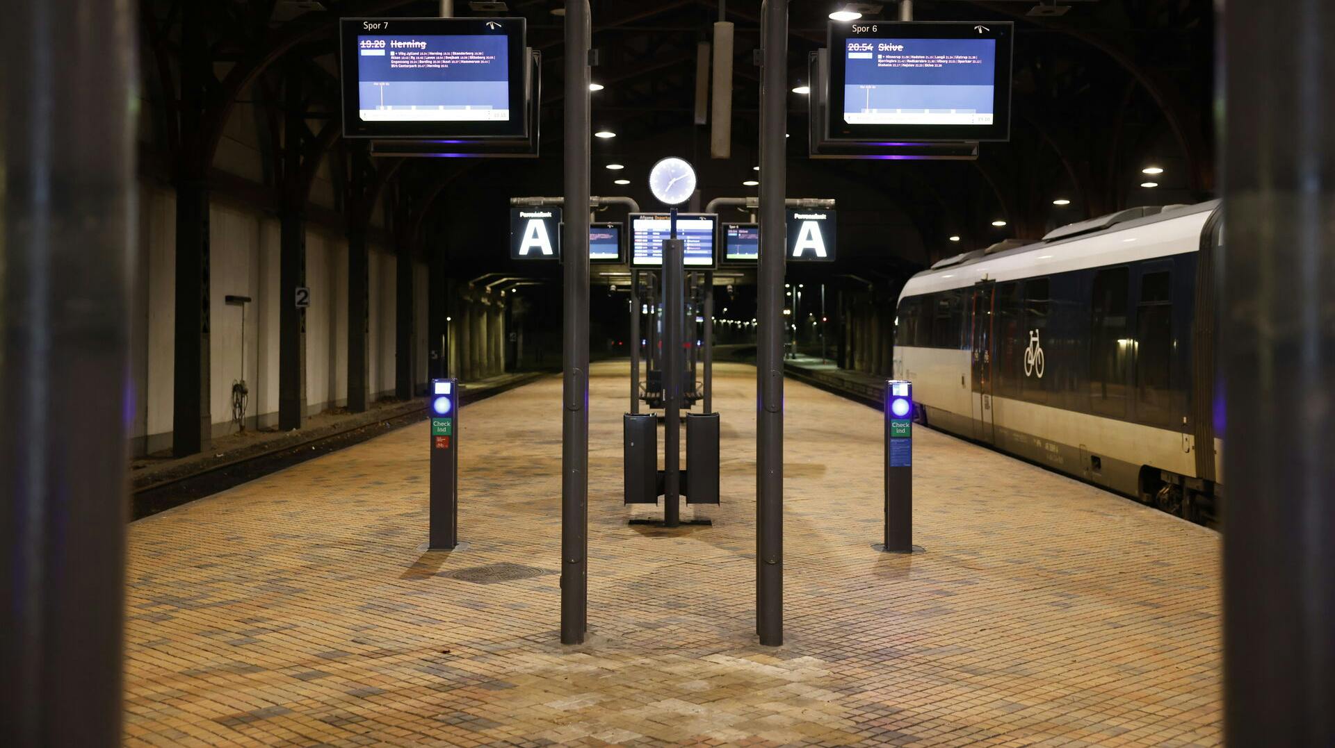 Skilte med aflysninger på Aarhus banegård, torsdag 21. december 2023. Trafikselskabet aflyser alle sin afgange i det jyske på grund af væltede træer, oplyser Arriva til DR. Stormen Pia blæser ind over Danmark med vindstød af orkanstyrke.