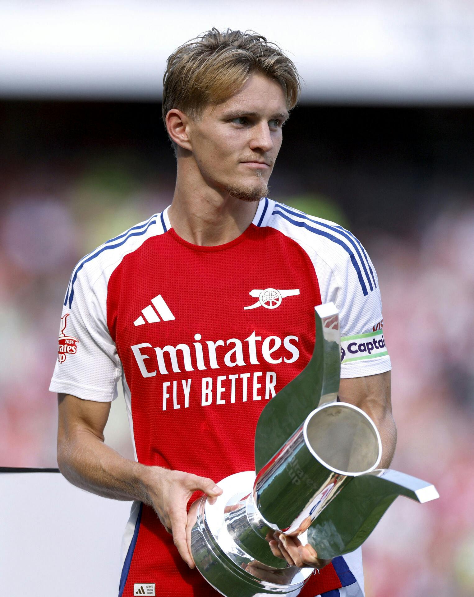 Soccer Football - Pre Season Friendly - Arsenal v Olympique Lyonnais - Emirates Stadium, London, Britain - August 11, 2024 Arsenal's Martin Odegaard celebrates with the Emirates Cup trophy after the match Action Images via Reuters/John Sibley