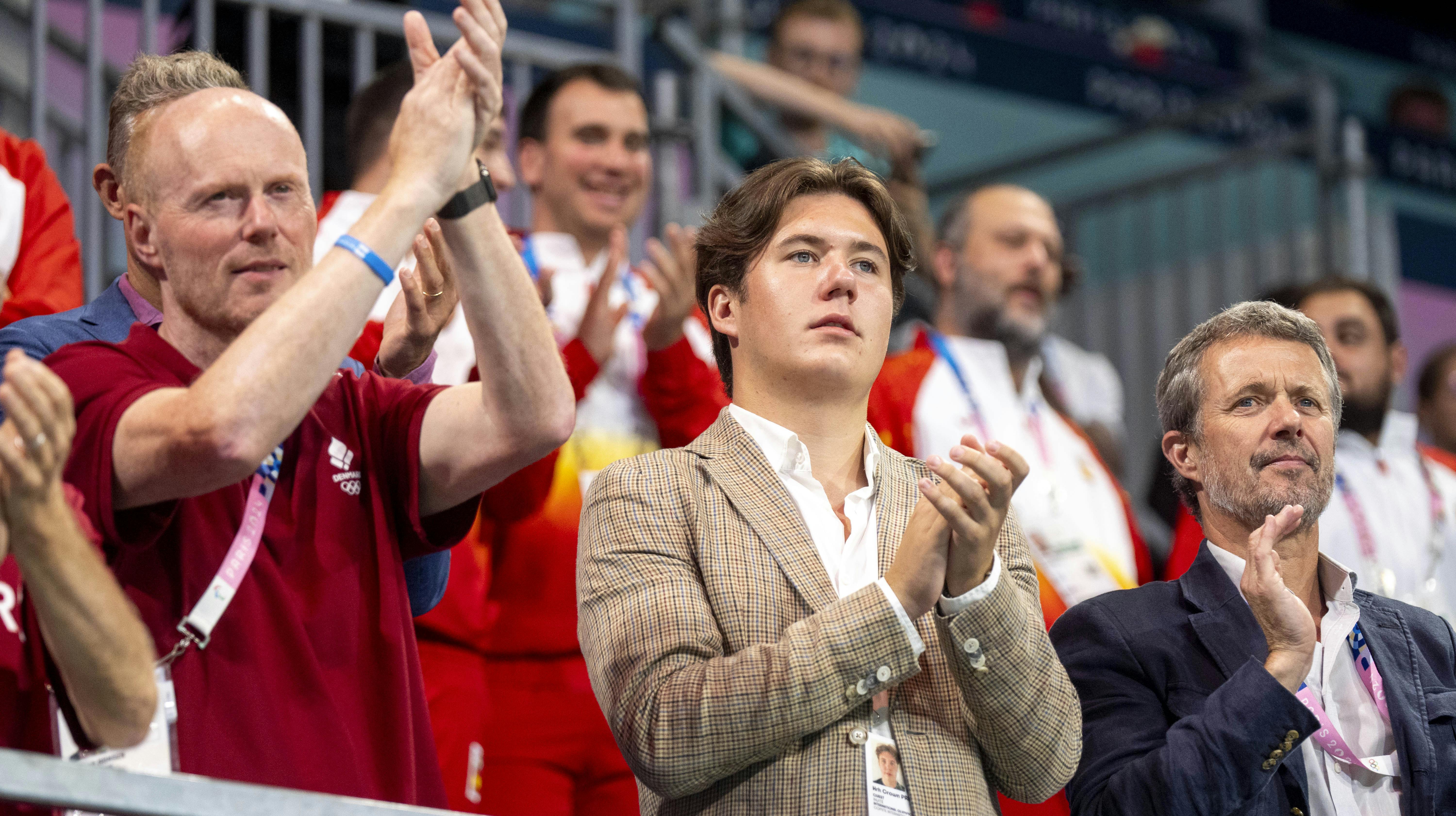 OL Paris 2024 Danmark vandt OL guld. Danmark smadrer TysklandKong Frederik og Kronprins ChristianHåndboldherrernes familiemedlemmer var mødt talstærkt op i Lille i Frankrig, hvor de efter sejren over Tyskland overøste spillerne med ros og kærlighed.