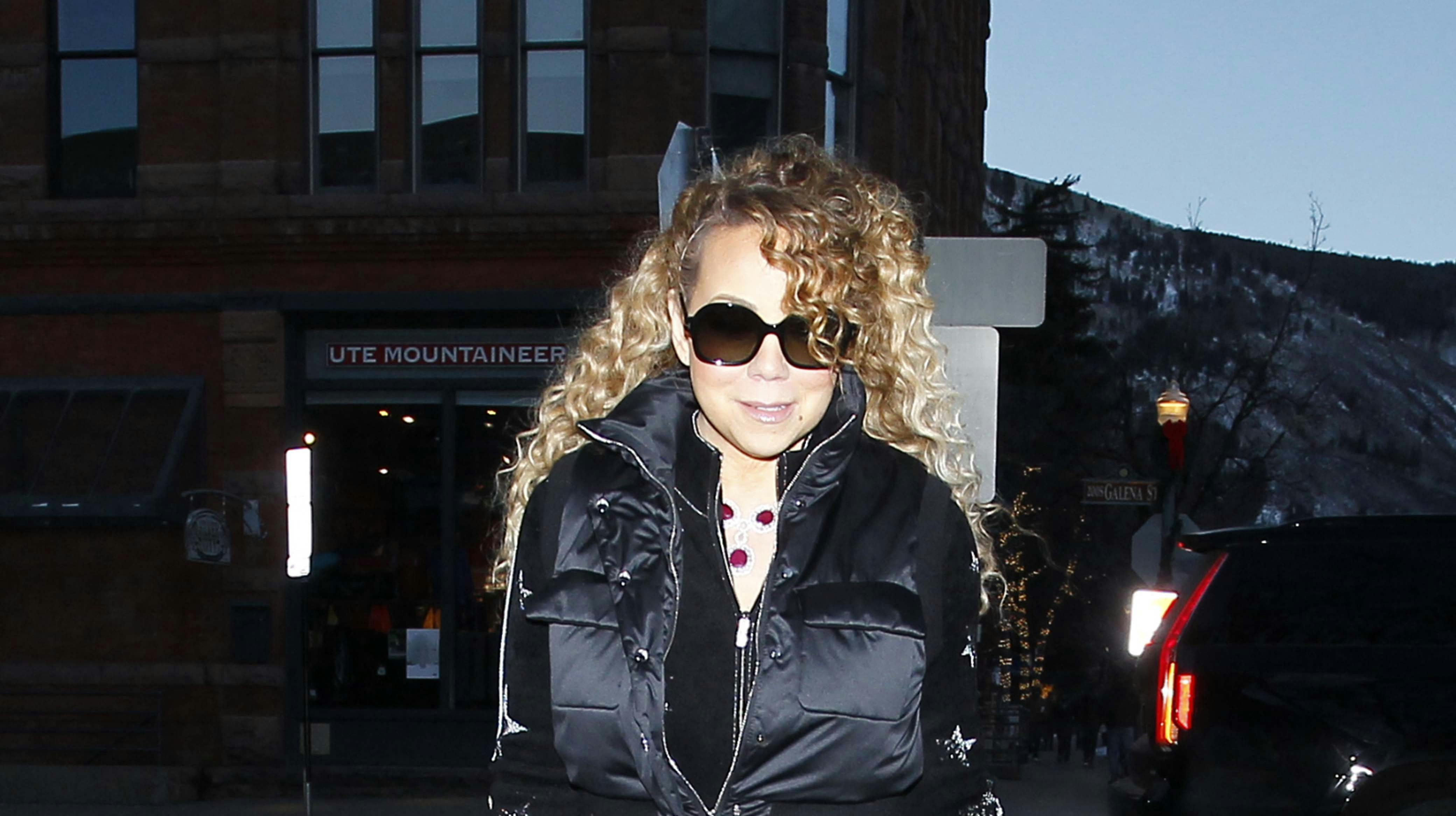 Det er uvist, hvorfor både moderen og søsteren døde på samme tid. Det har Mariah Carey nemlig ikke delt informationer om endnu.