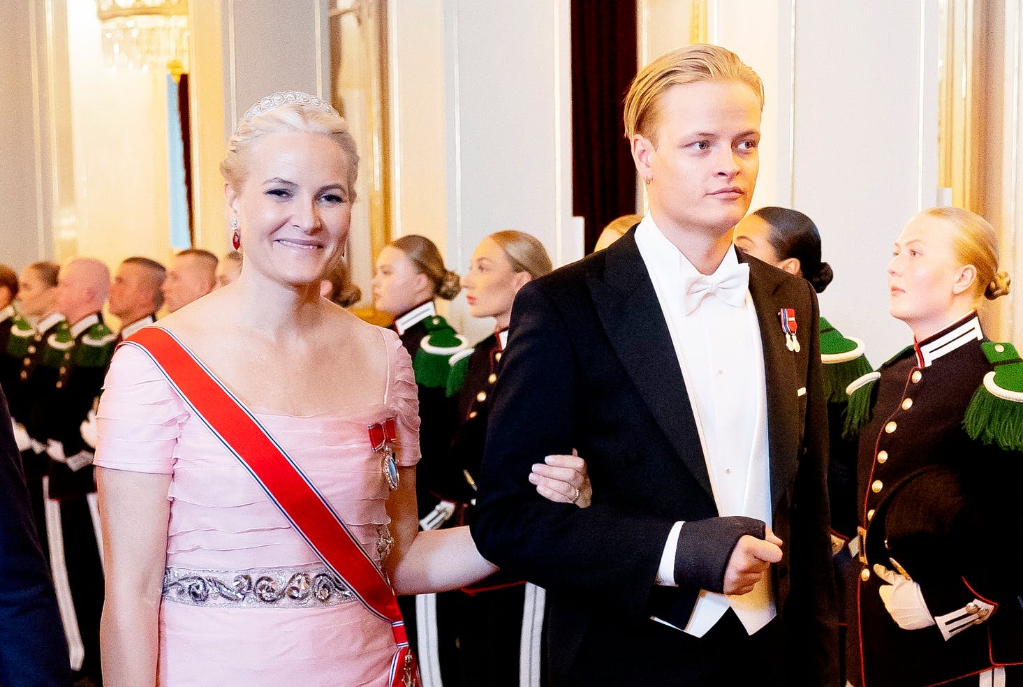 Den står på prinsessebryllup i weekenden, men det er ikke alle, der mener, at Mette-Marit bør dukke op.